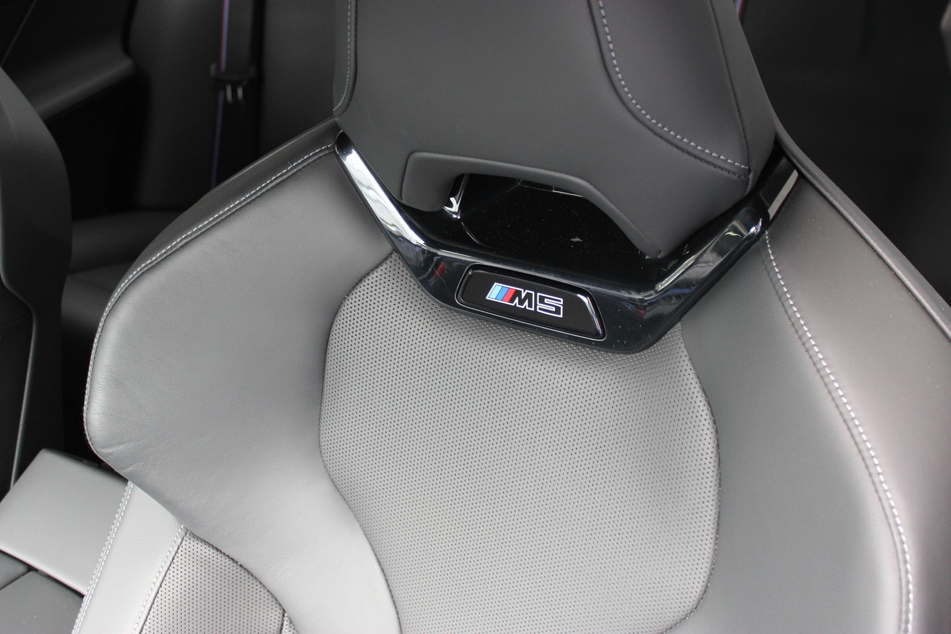 BMW M5 xDrive *M Marina Bay Blau metallic*-image-21