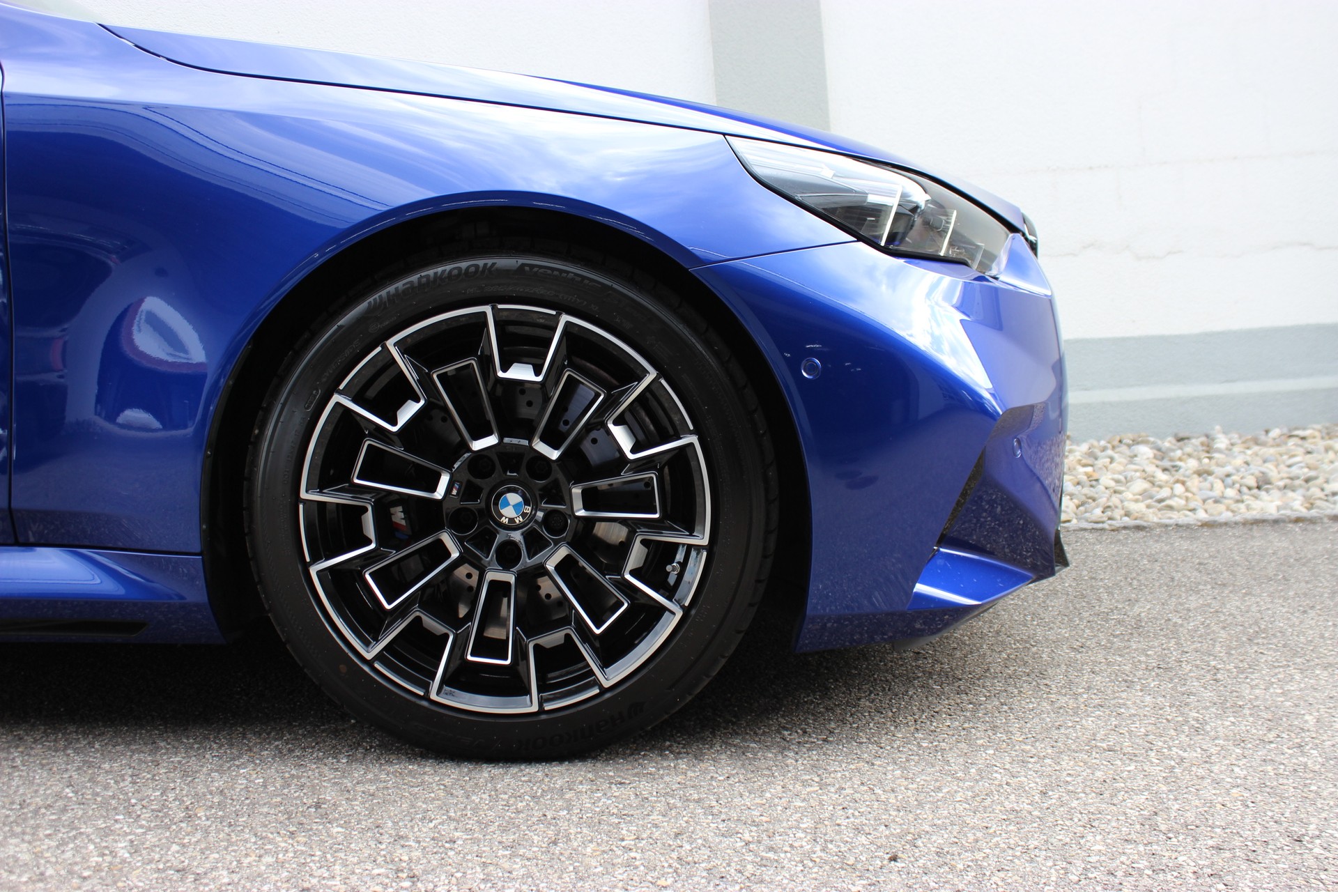BMW M5 xDrive *M Marina Bay Blau metallic*-image-6