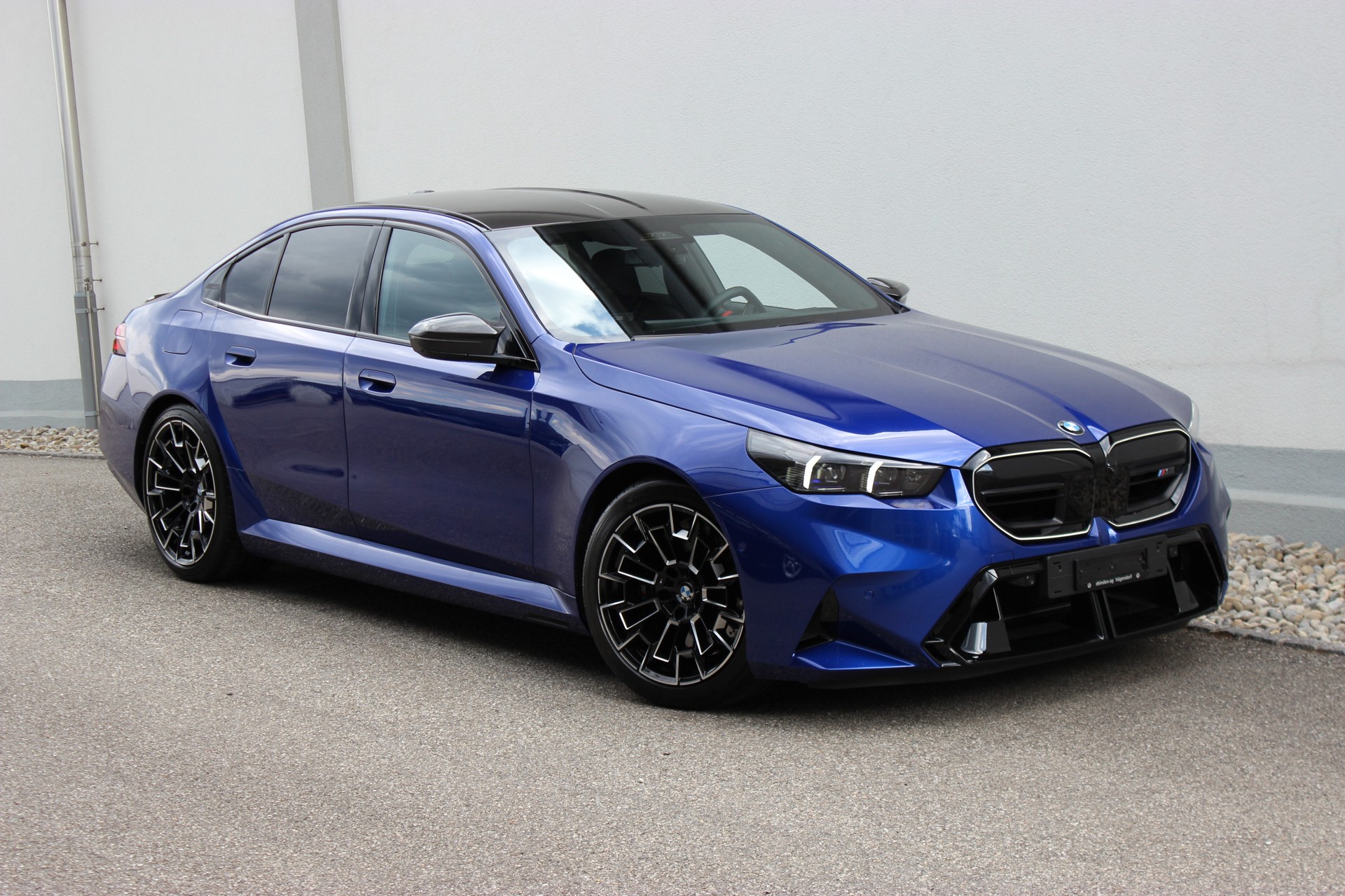 BMW M5 xDrive *M Marina Bay Blau metallic*-image-2