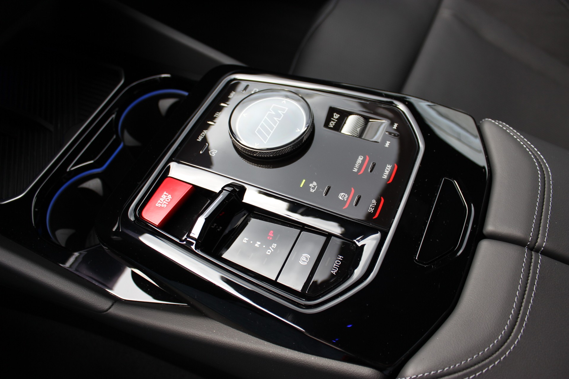 BMW M5 xDrive *M Marina Bay Blau metallic*-image-23