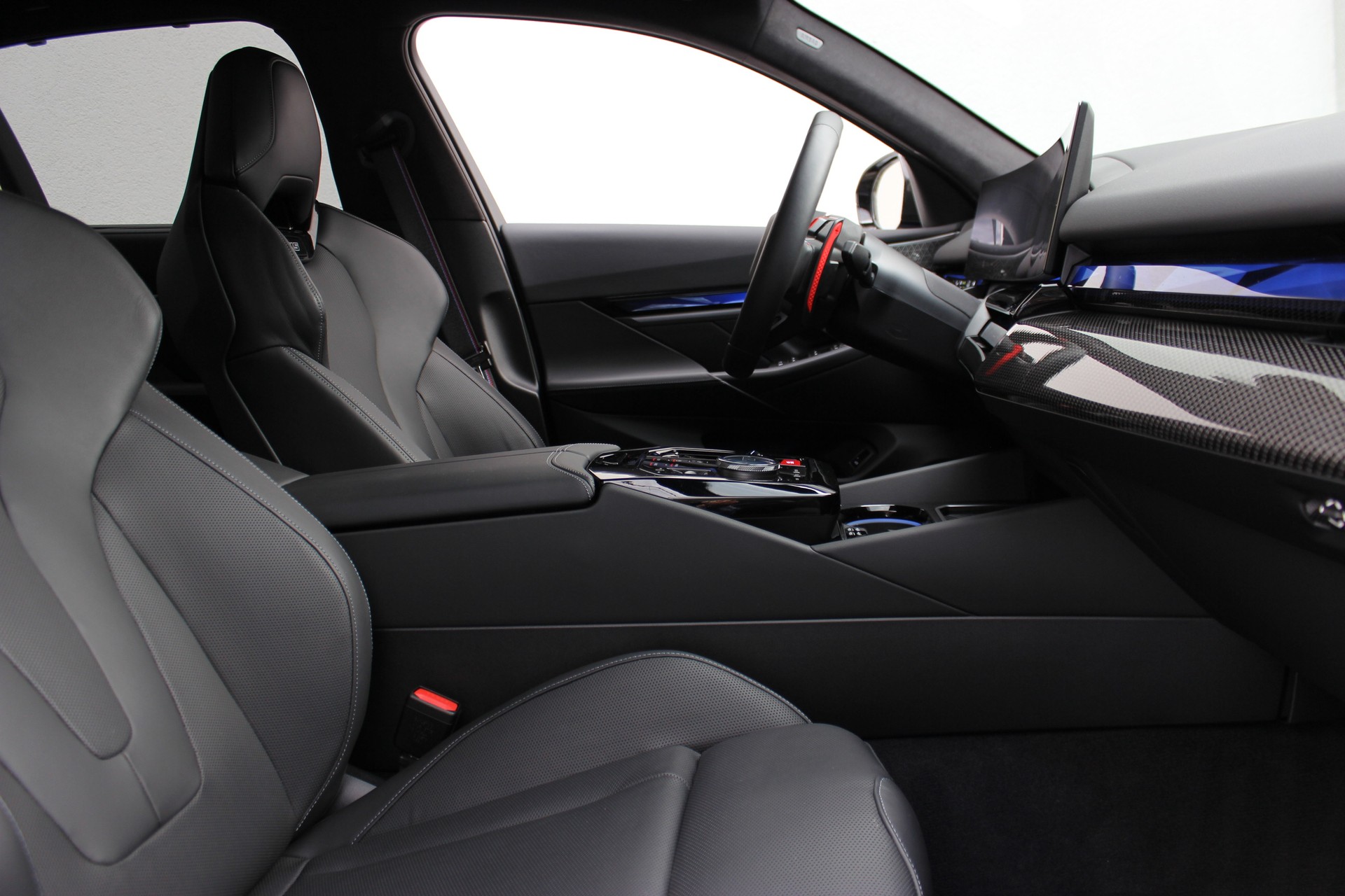 BMW M5 xDrive *M Marina Bay Blau metallic*-image-3