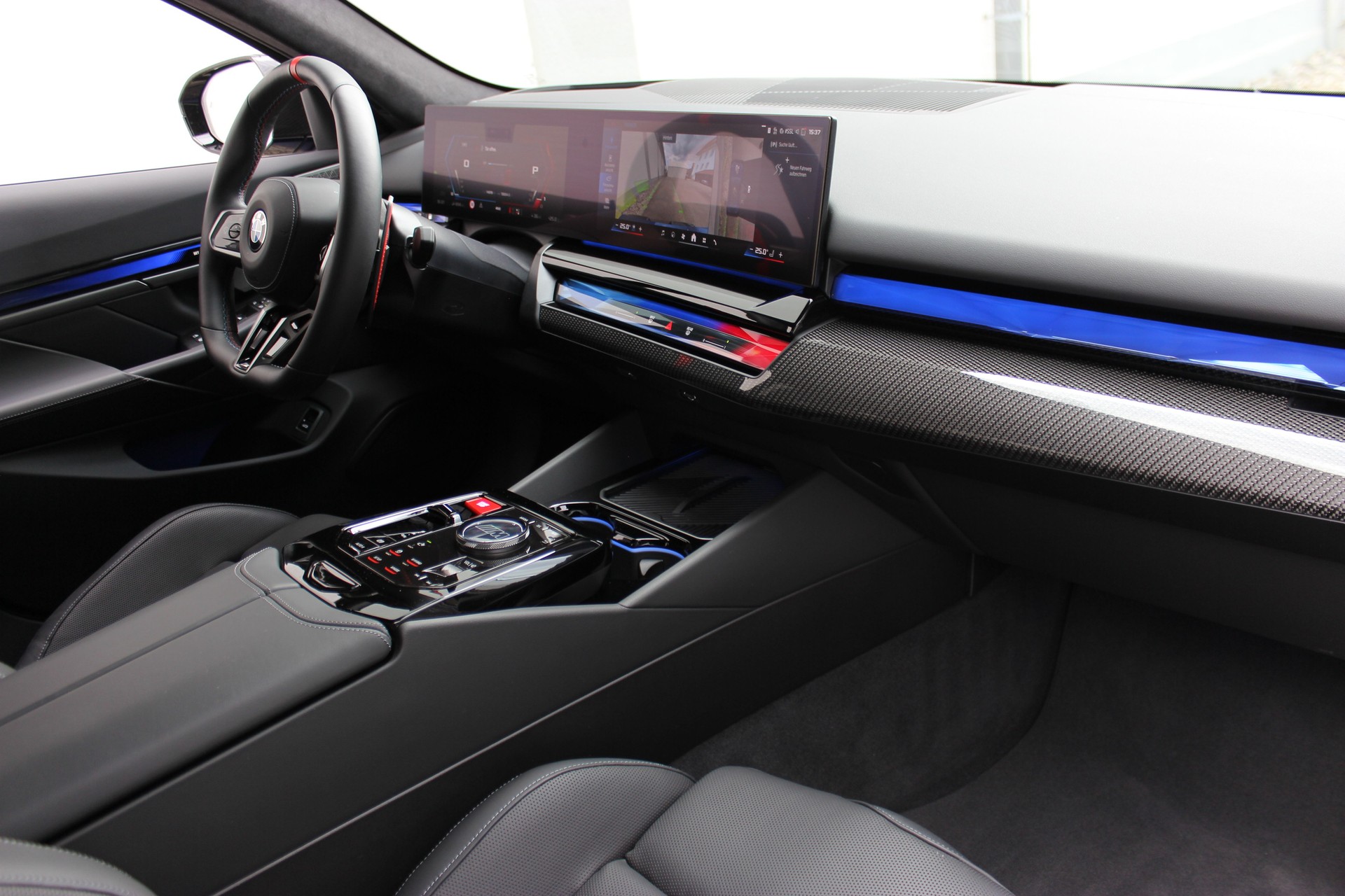 BMW M5 xDrive *M Marina Bay Blau metallic*-image-1