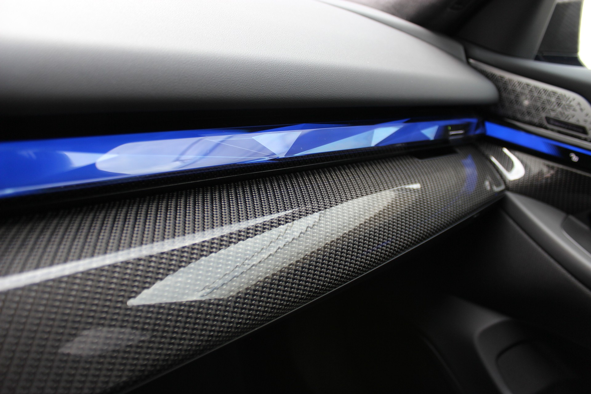 BMW M5 xDrive *M Marina Bay Blau metallic*-image-24