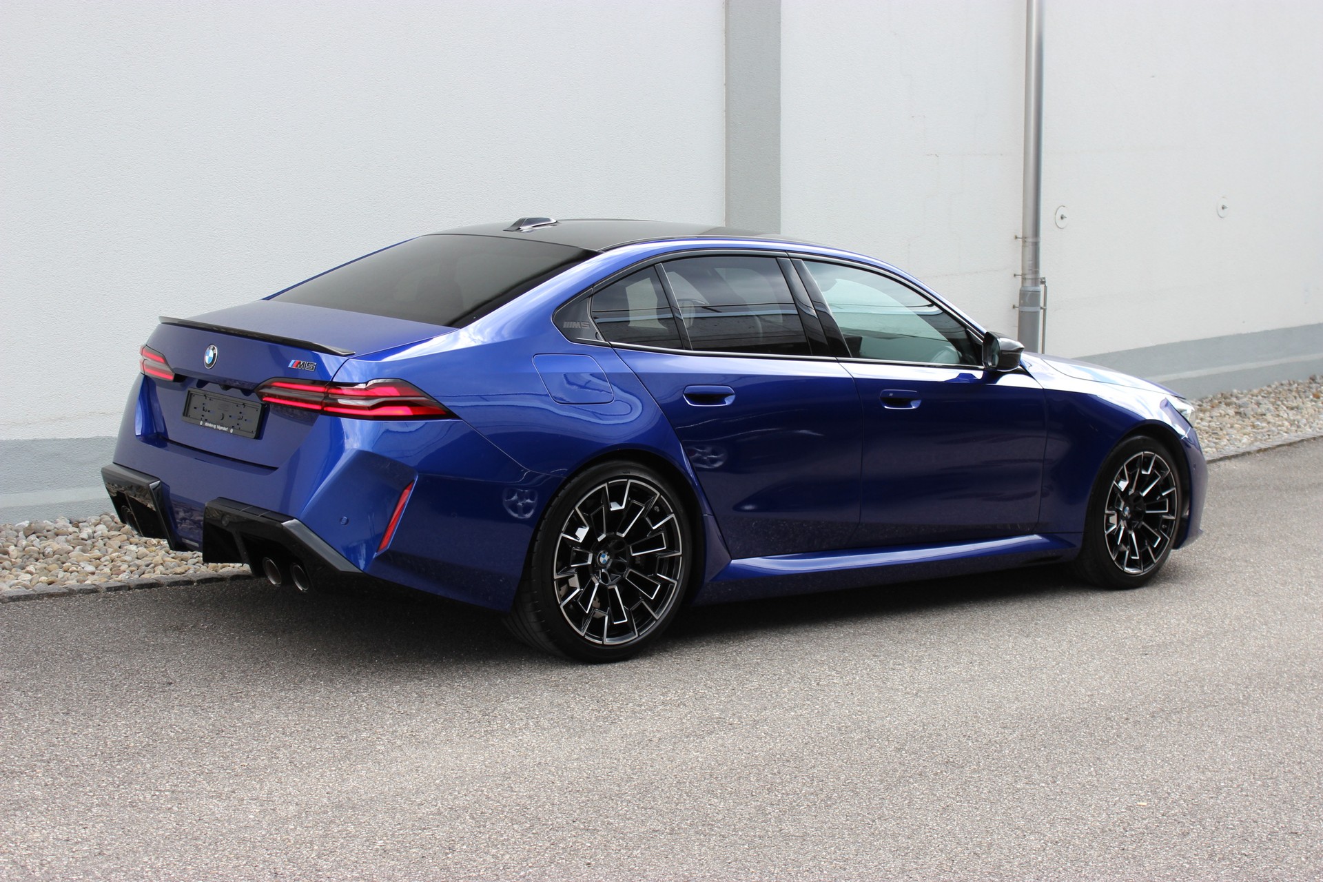 BMW M5 xDrive *M Marina Bay Blau metallic*-image-5