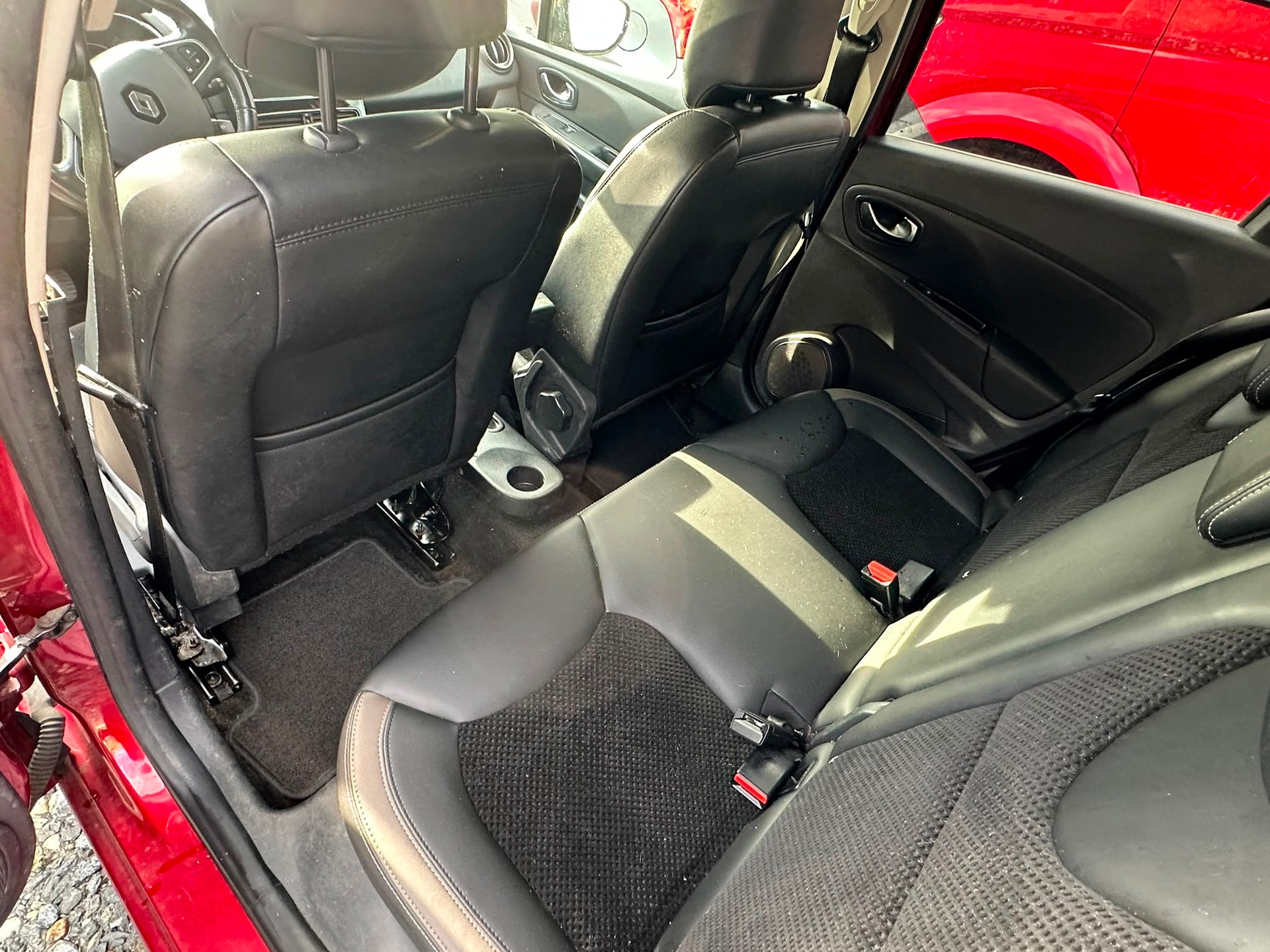 RENAULT Clio Grandtour 1.5 dCi Swiss Edition-image-4