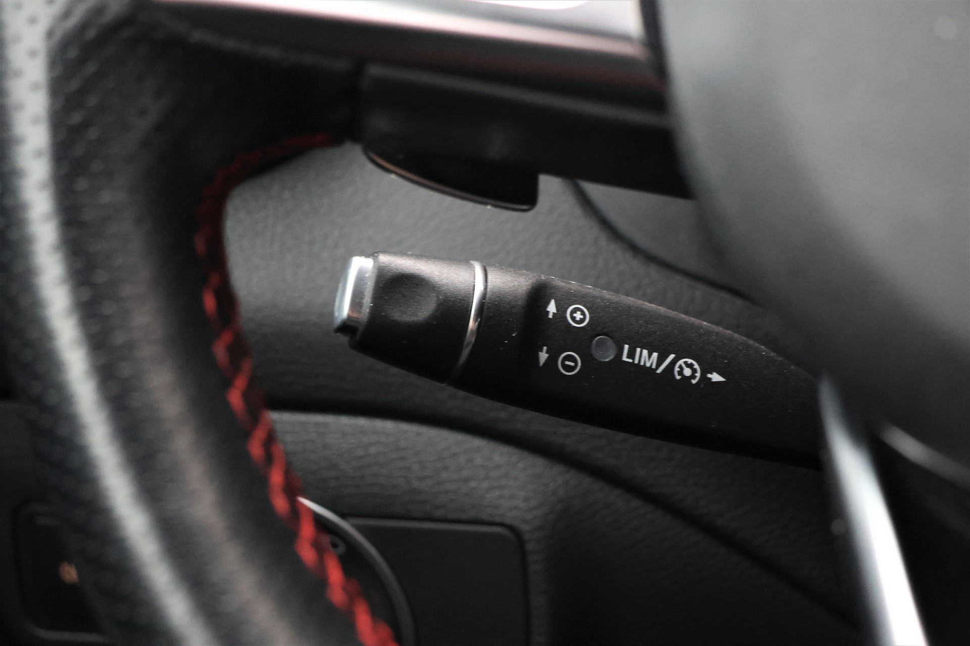 MERCEDES-BENZ GLA 200 d Swiss Star Edition AMG 4Matic 7G-DCT (CH) *Grey Magno*-image-15
