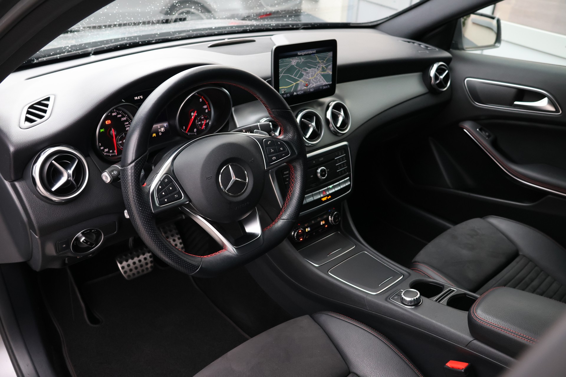 MERCEDES-BENZ GLA 200 d Swiss Star Edition AMG 4Matic 7G-DCT (CH) *Grey Magno*-image-9