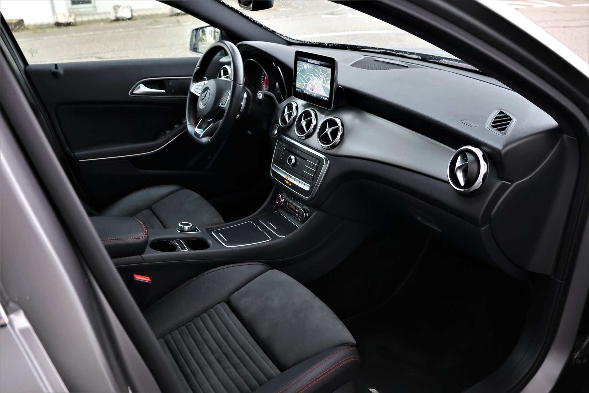 MERCEDES-BENZ GLA 200 d Swiss Star Edition AMG 4Matic 7G-DCT (CH) *Grey Magno*-image-17