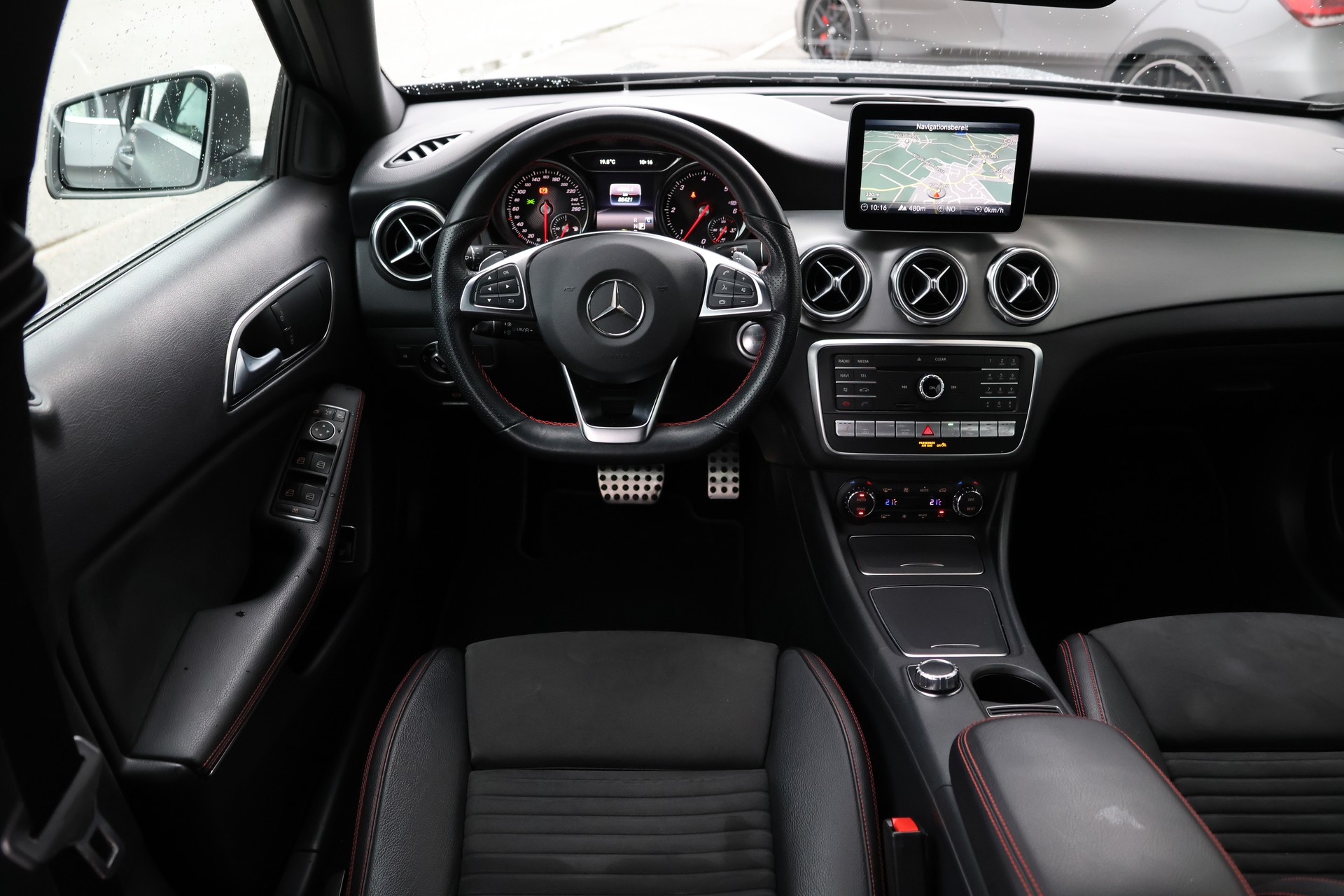 MERCEDES-BENZ GLA 200 d Swiss Star Edition AMG 4Matic 7G-DCT (CH) *Grey Magno*-image-12