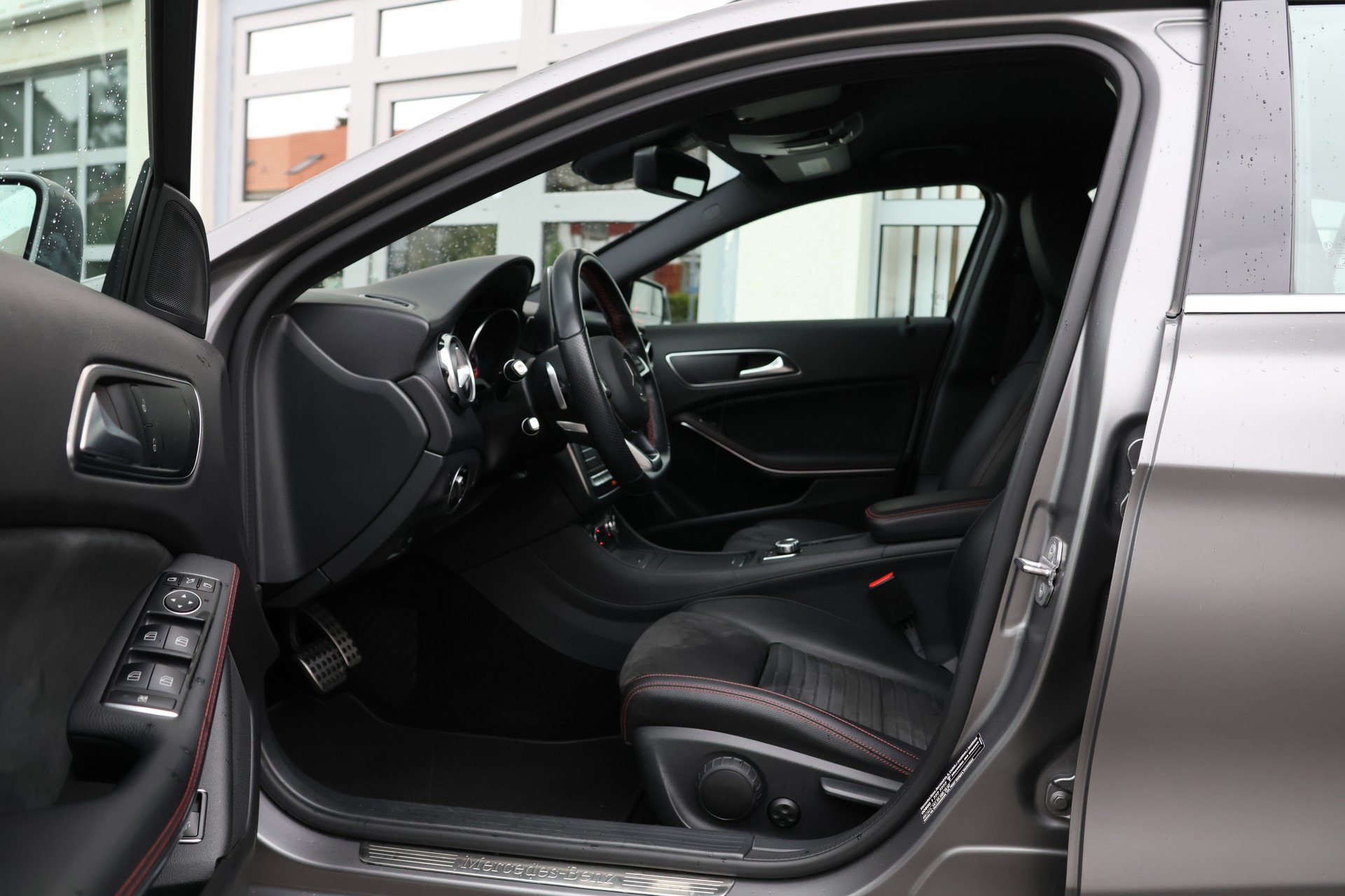 MERCEDES-BENZ GLA 200 d Swiss Star Edition AMG 4Matic 7G-DCT (CH) *Grey Magno*-image-8