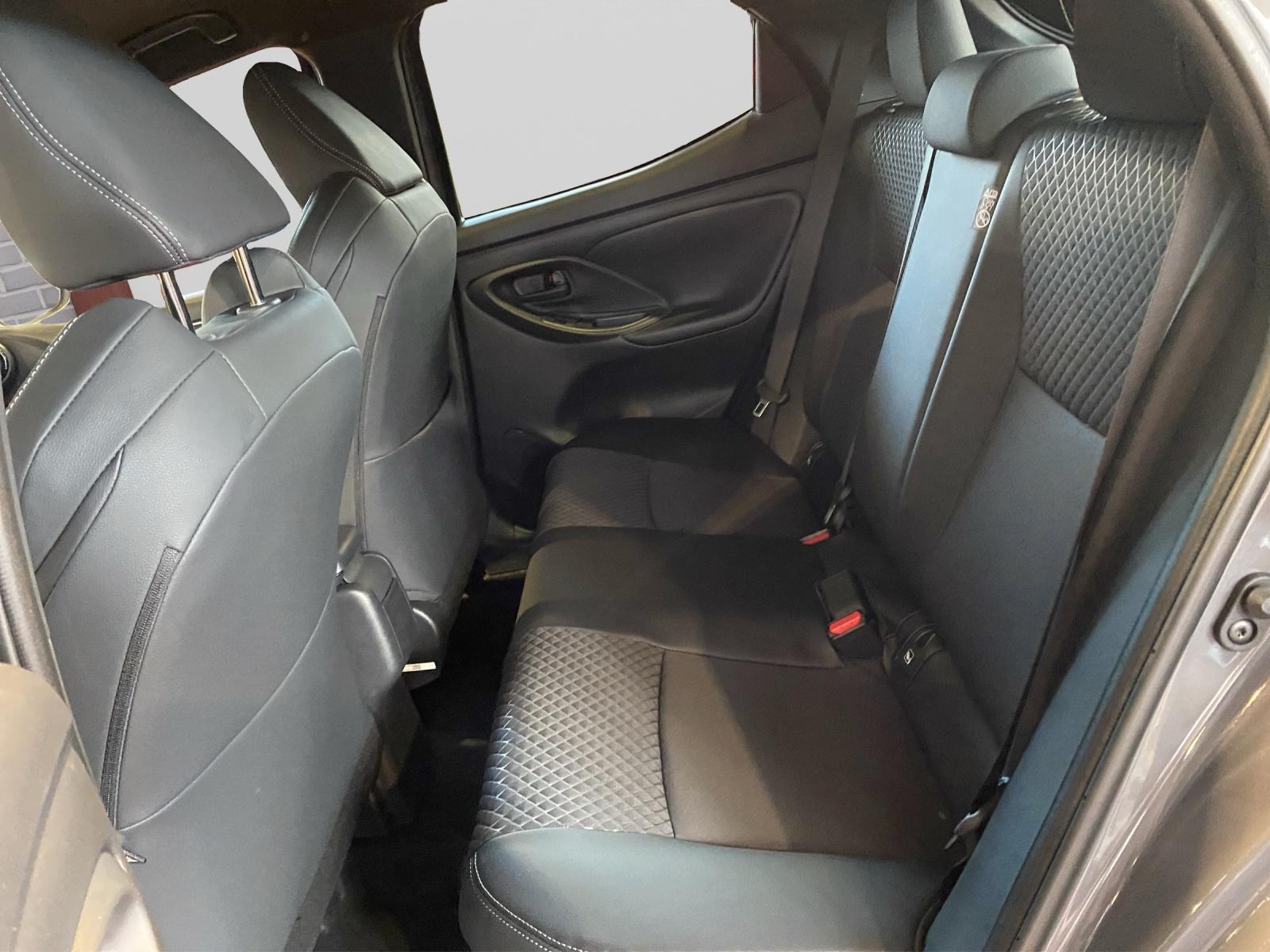 TOYOTA Yaris 1.5 VVT-i HSD Premium-image-8