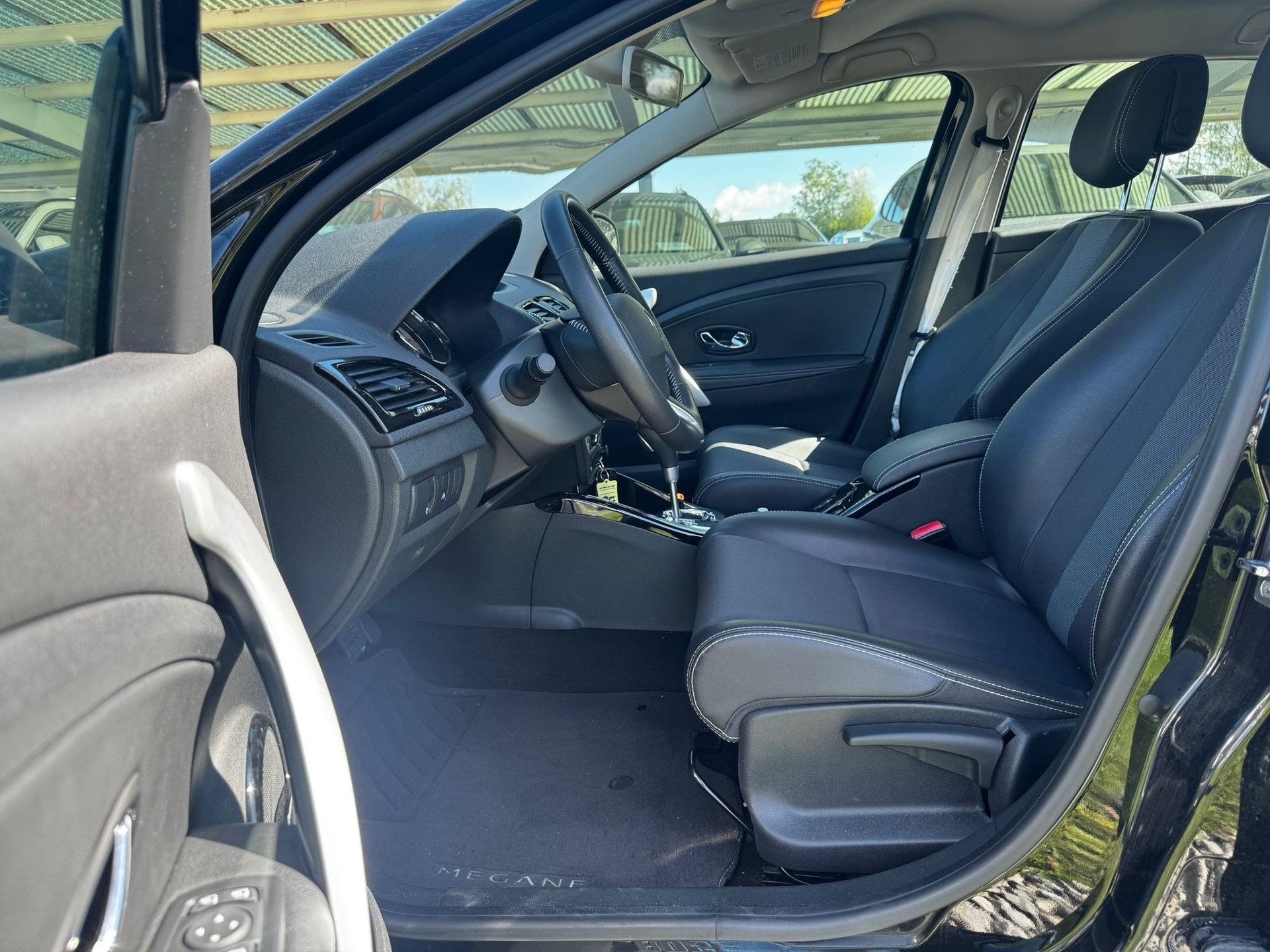 RENAULT Mégane Grandtour 2.0 16V Dynamique CVT-image-9