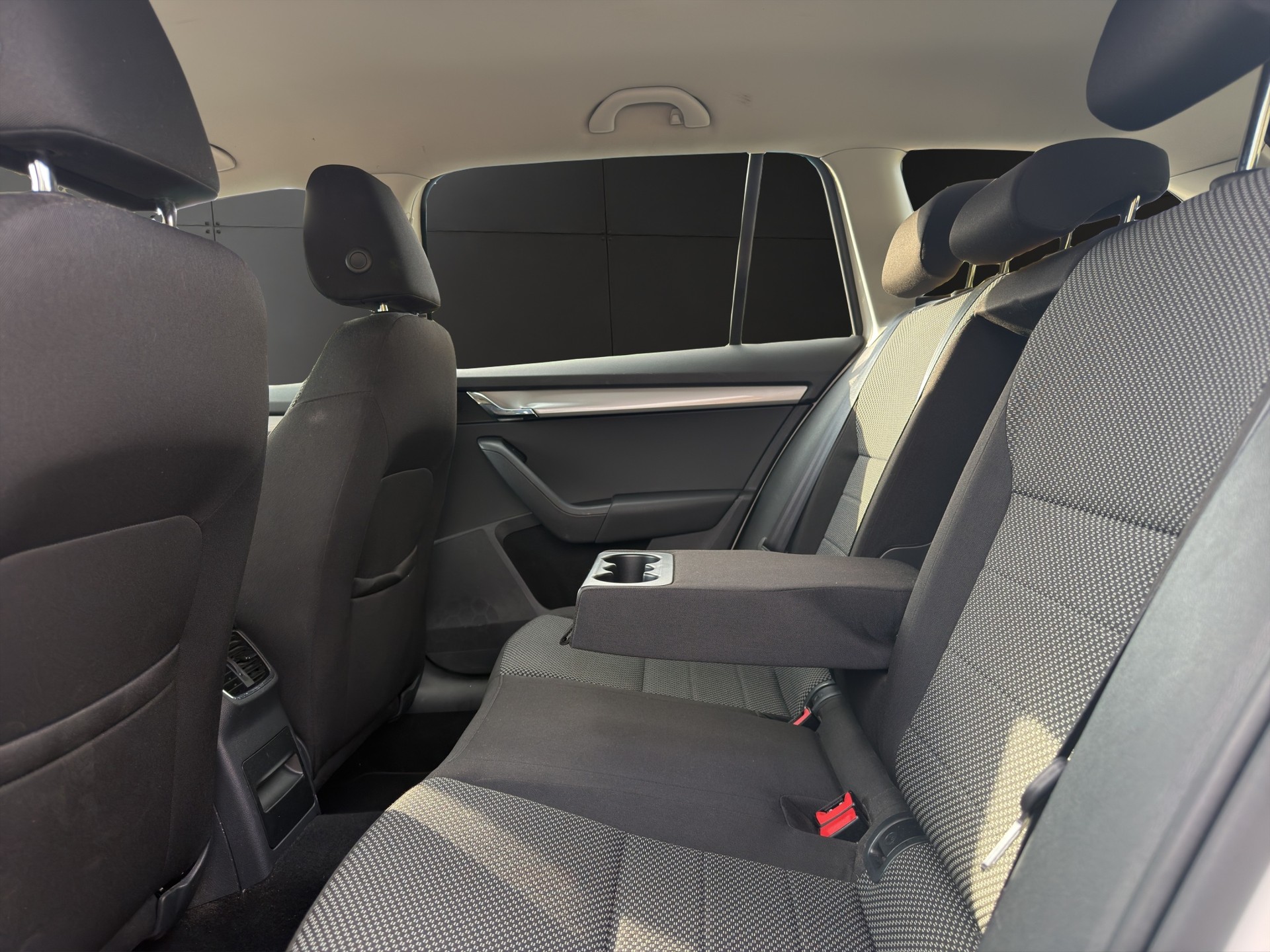 SKODA Octavia Combi 1.6 TDI Ambition 4x4-image-11