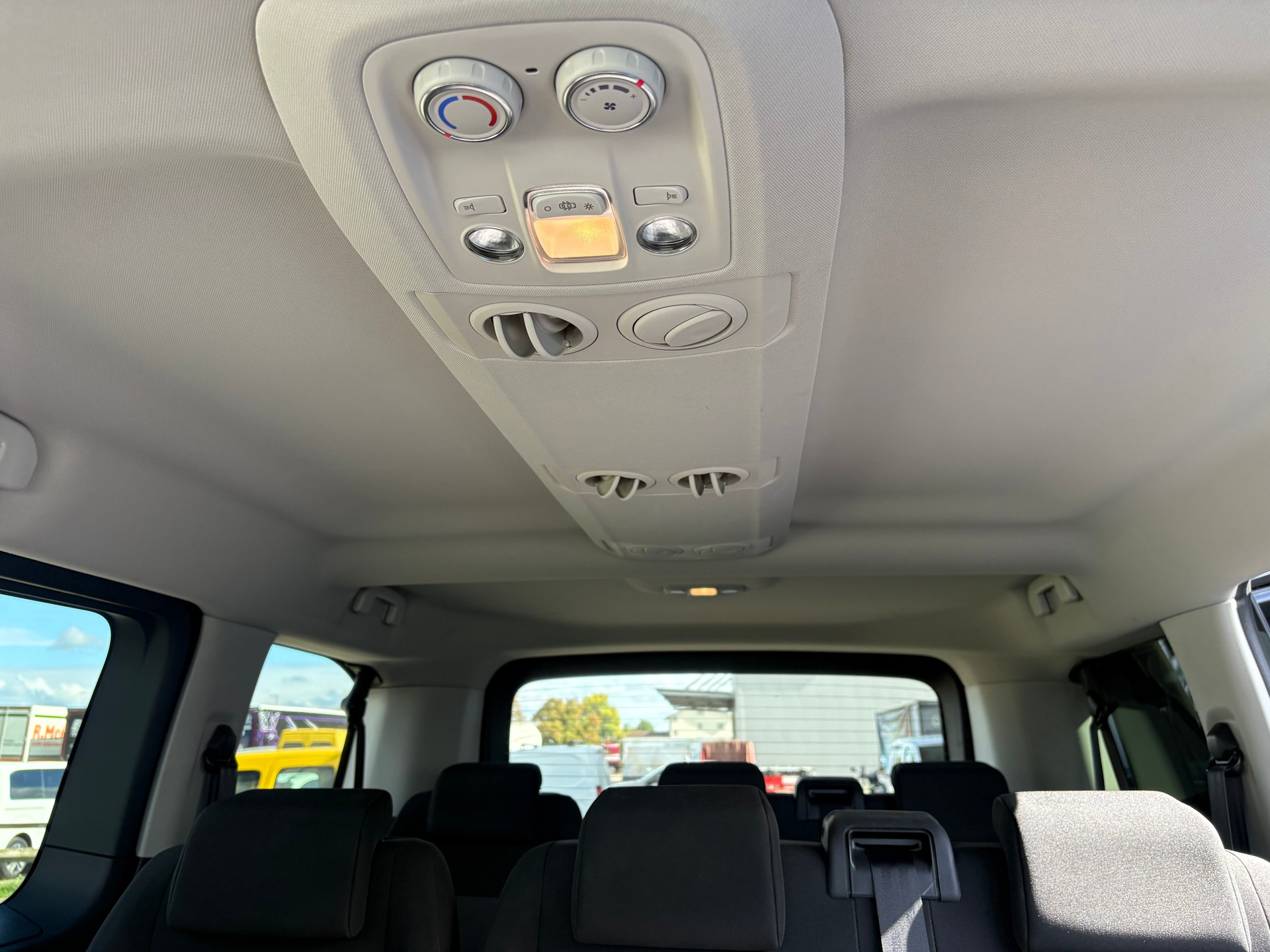 PEUGEOT Traveller Standard 2.0 BlueHDi 180 Business S/S-image-8