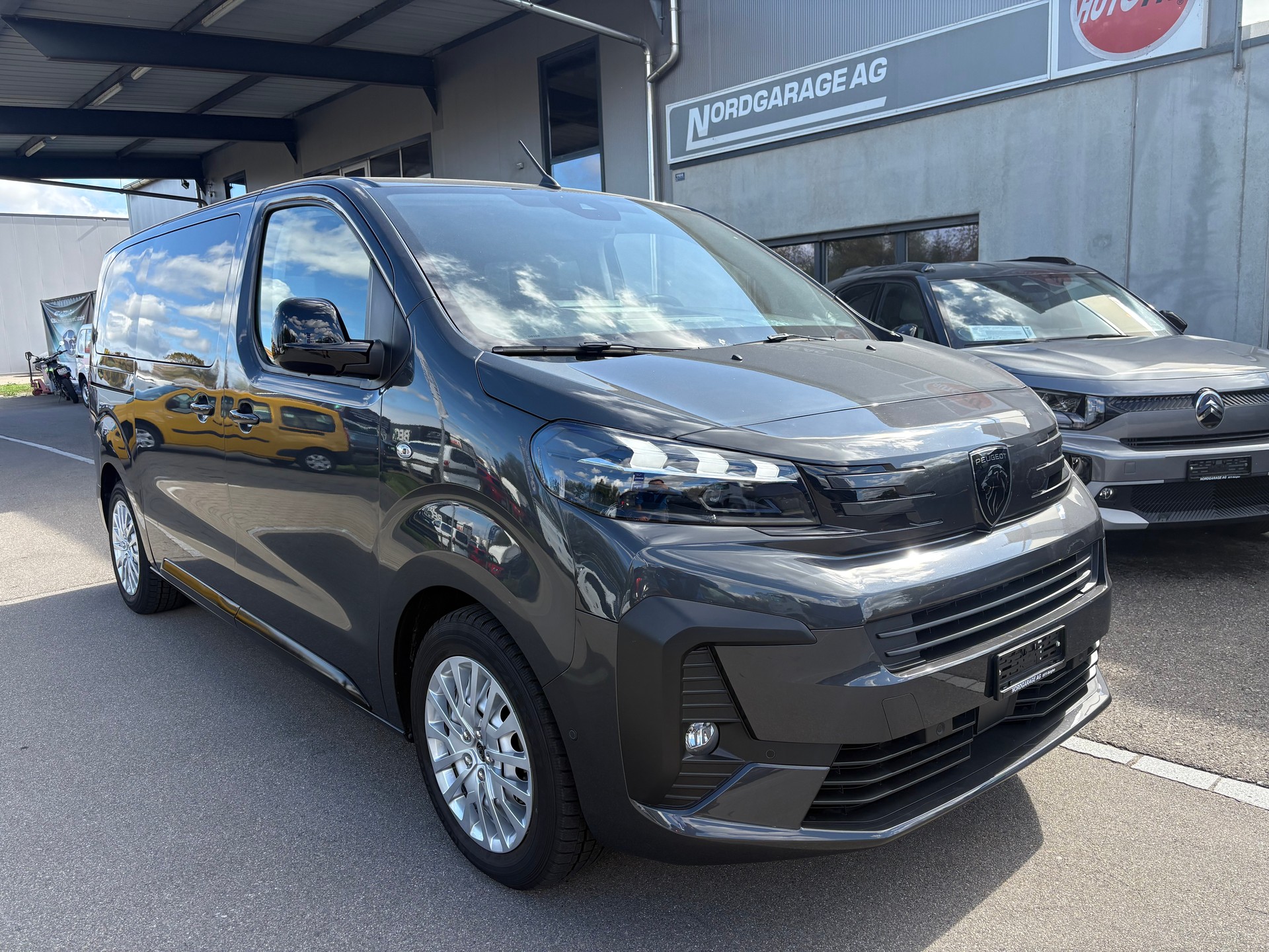 PEUGEOT Traveller Standard 2.0 BlueHDi 180 Business S/S-image-0
