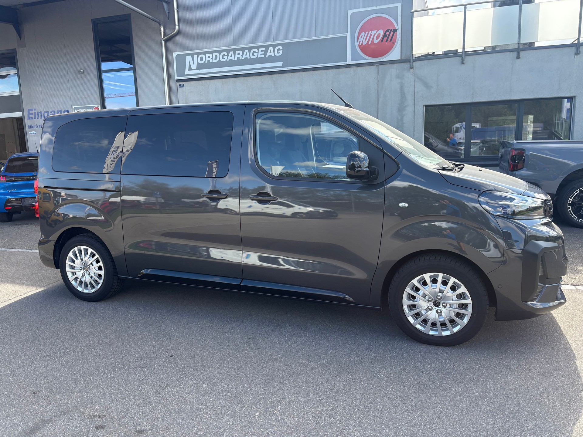 PEUGEOT Traveller Standard 2.0 BlueHDi 180 Business S/S-image-1