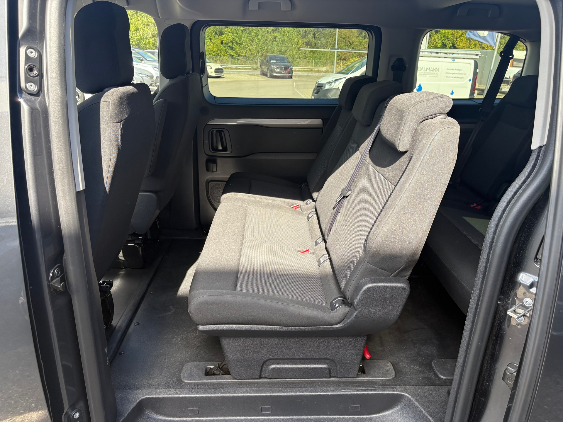 PEUGEOT Traveller Standard 2.0 BlueHDi 180 Business S/S-image-6