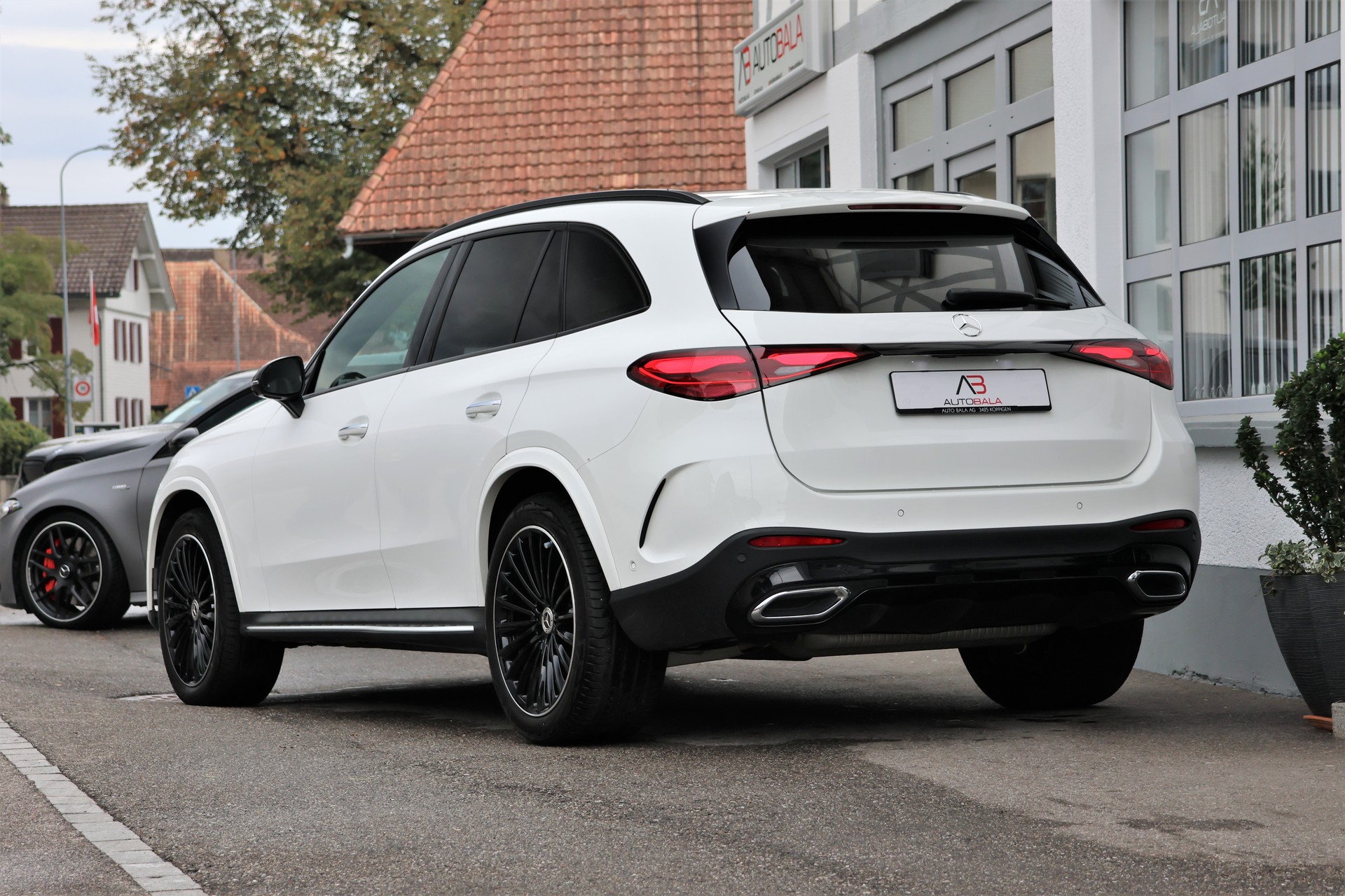 MERCEDES-BENZ GLC 300 4Matic AMG Line 9G-Tronic (CH) MSI+-image-2