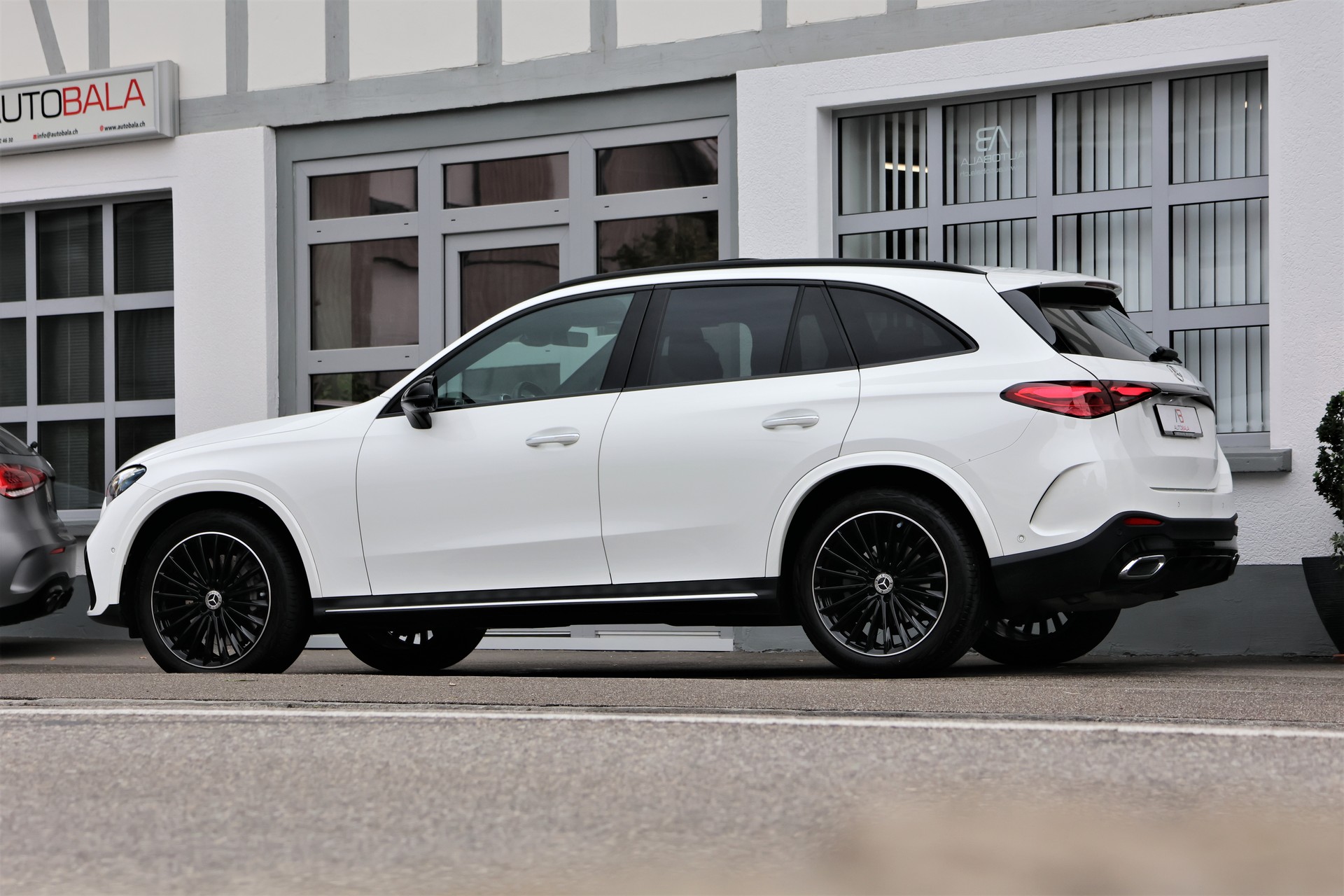 MERCEDES-BENZ GLC 300 4Matic AMG Line 9G-Tronic (CH) MSI+-image-3