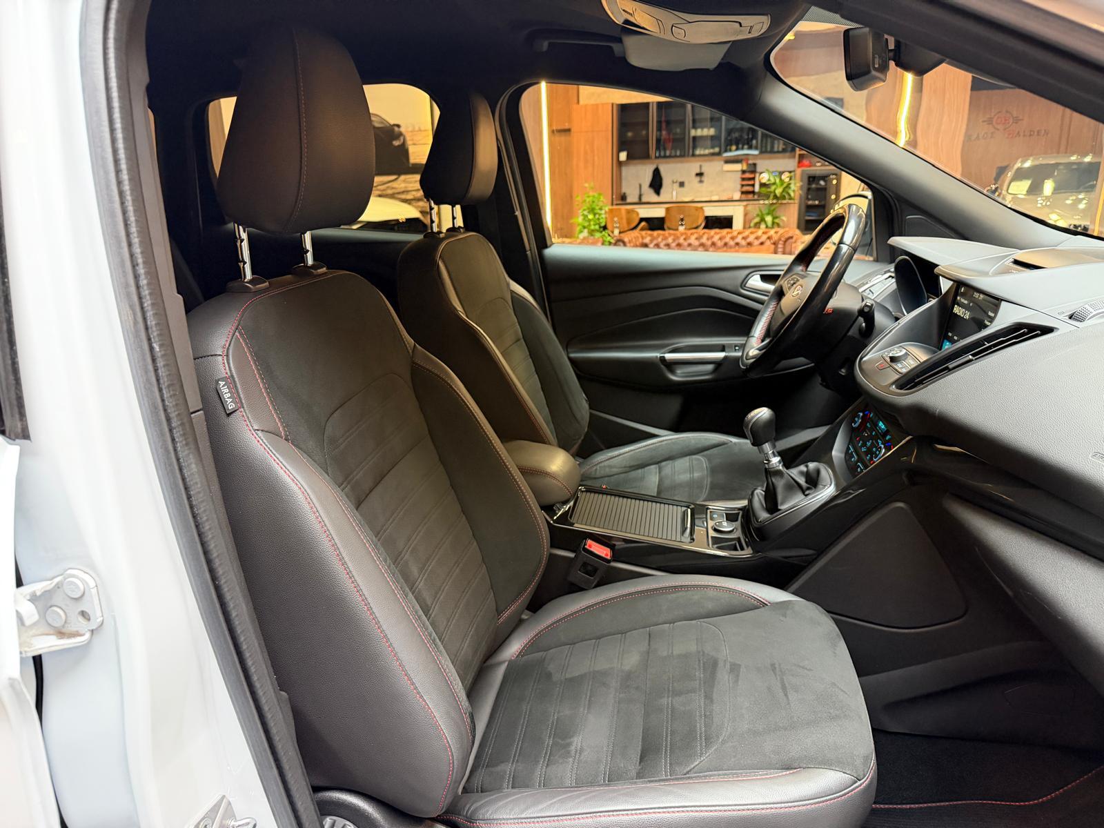 FORD Kuga 2.0 TDCi 150 ST-Line 2WD-image-15