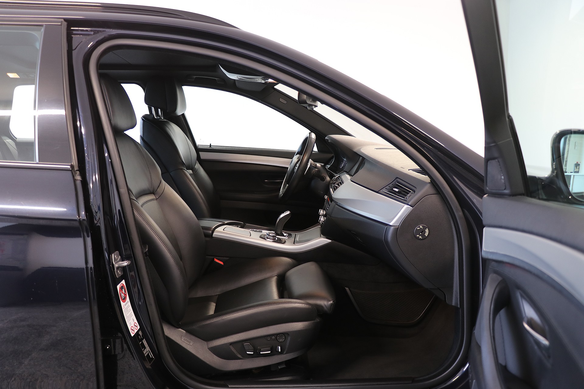 BMW M550d xDrive Touring Steptronic-image-11