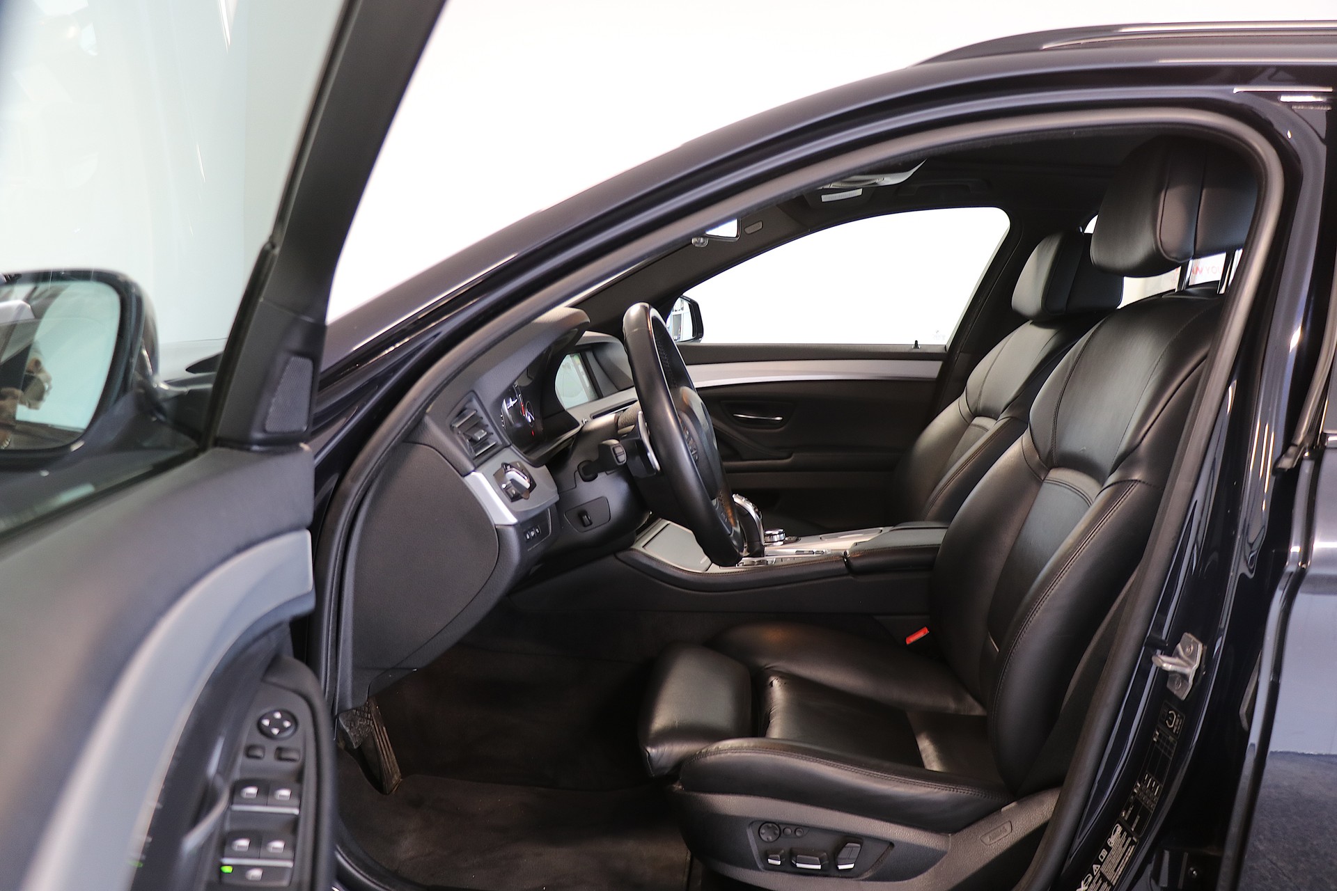 BMW M550d xDrive Touring Steptronic-image-5