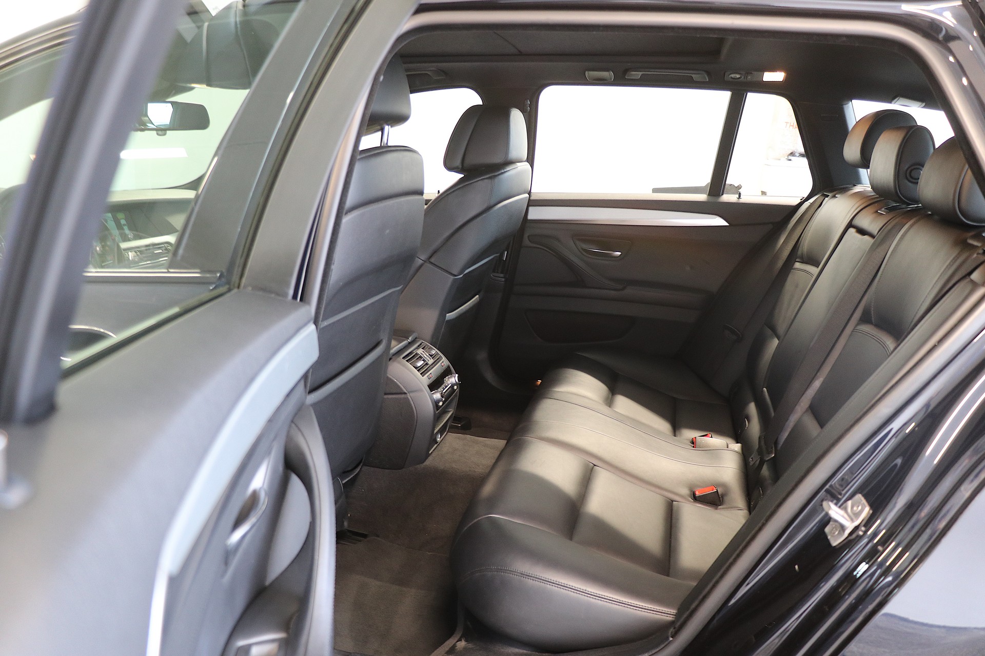 BMW M550d xDrive Touring Steptronic-image-15