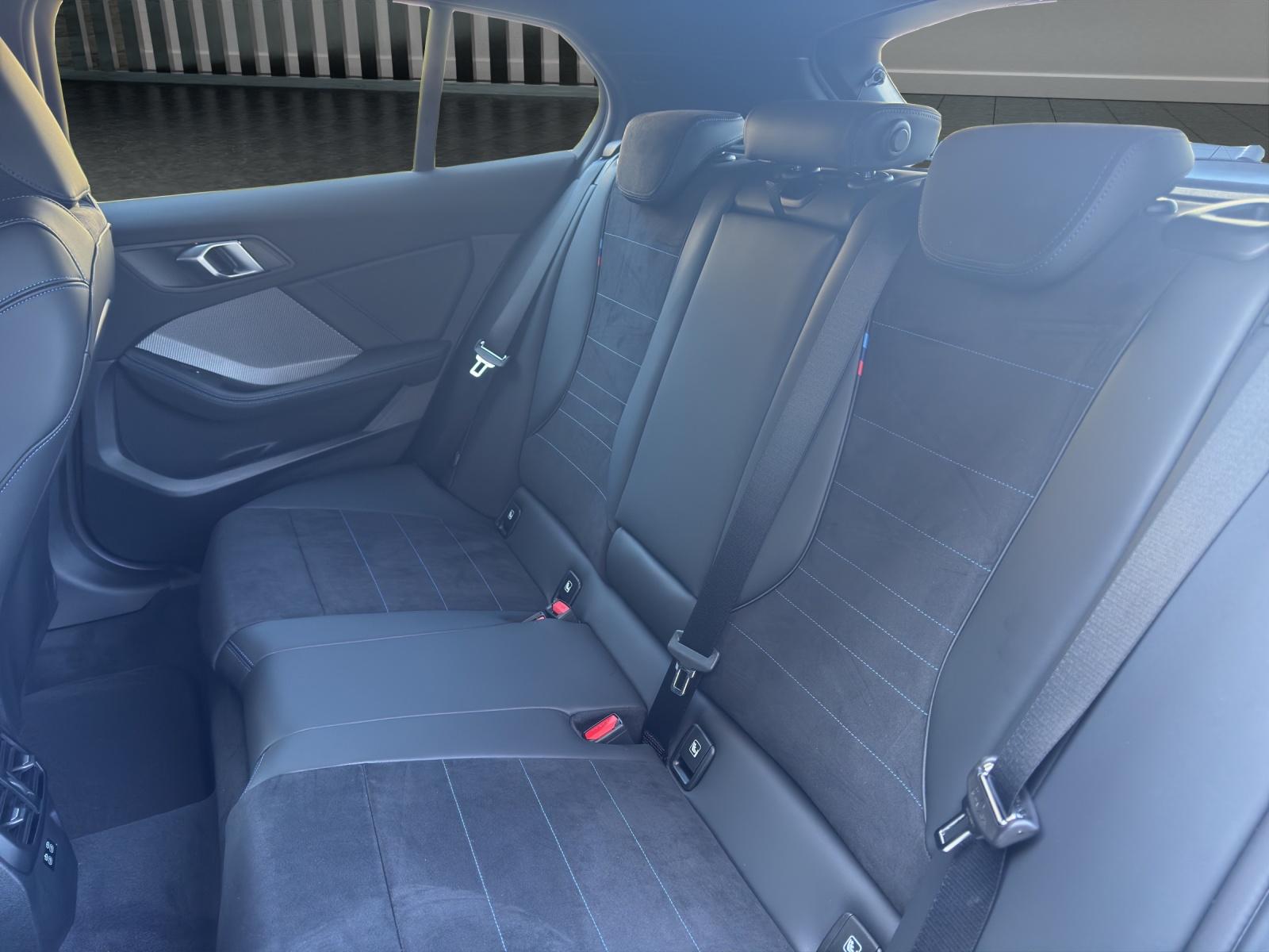 BMW 120i-image-12