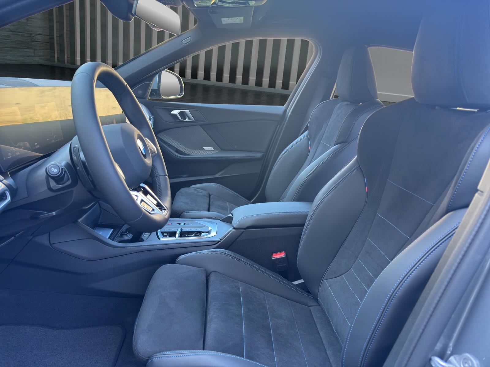 BMW 120i-image-11