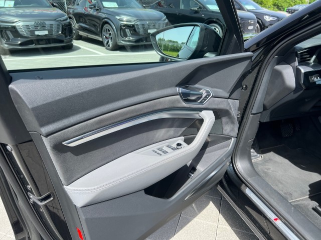 AUDI e-tron 50 S Line quattro-image-10