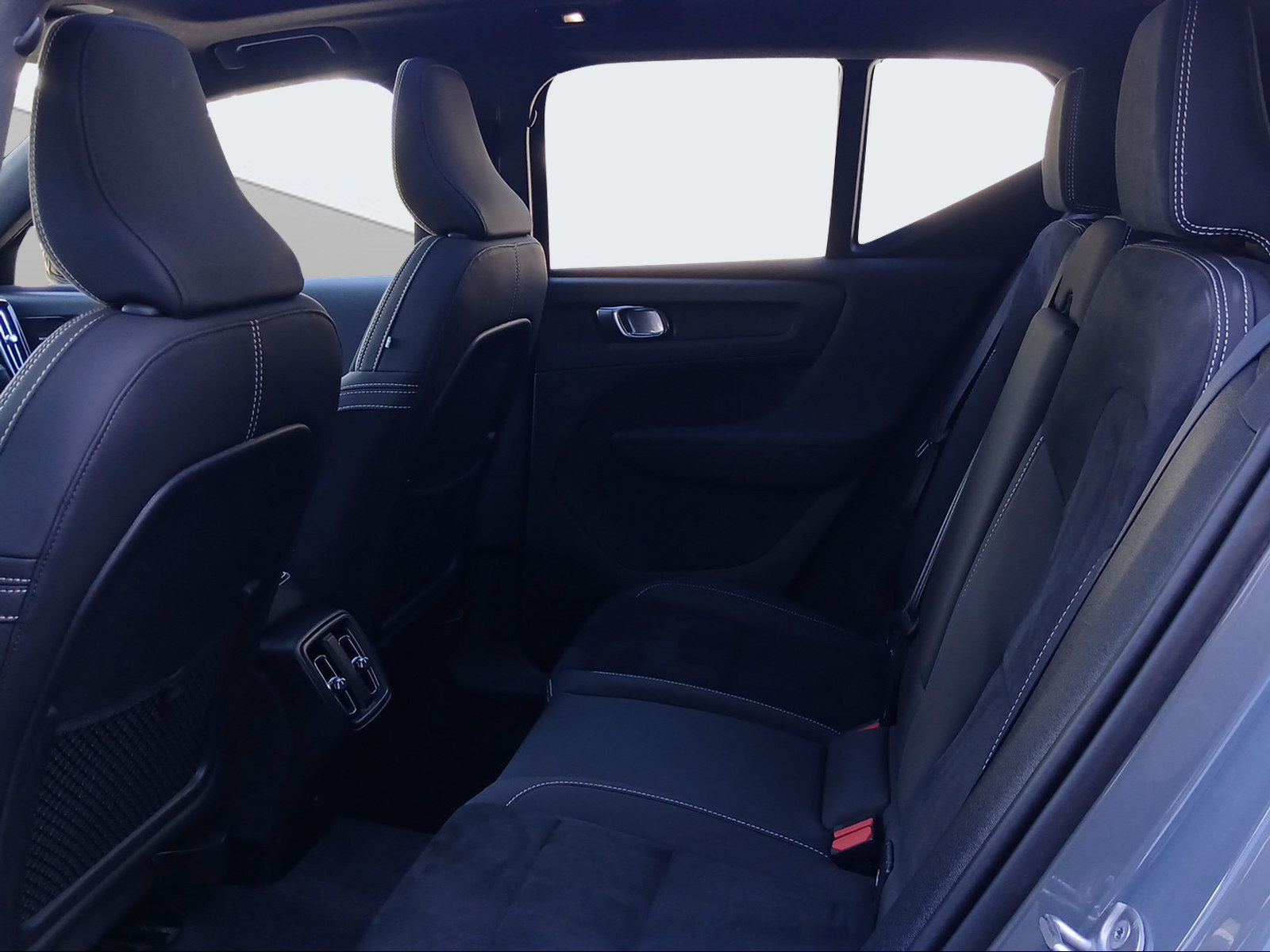 VOLVO XC40 2.0 B4 MH Ultimate Dark AWD-image-11