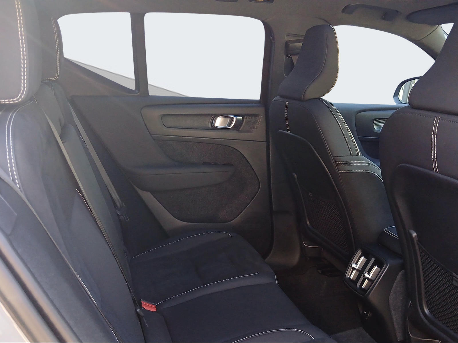 VOLVO XC40 2.0 B4 MH Ultimate Dark AWD-image-12