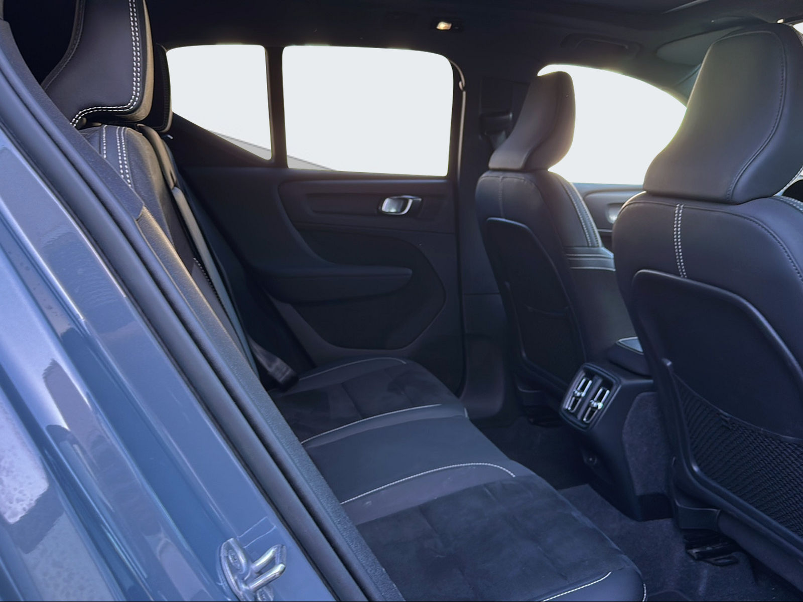 VOLVO XC40 2.0 B4 MH Ultimate Dark AWD-image-12