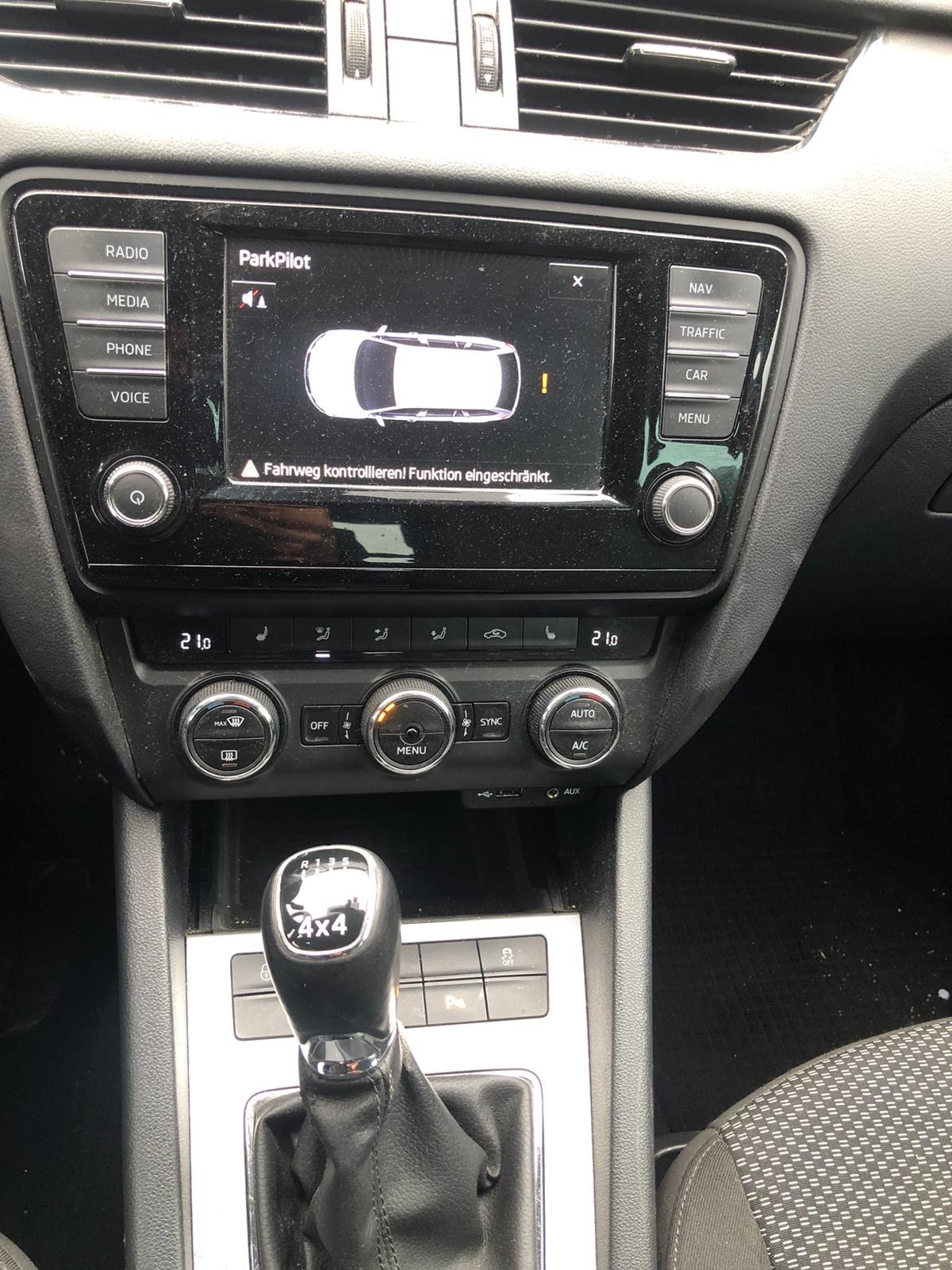 SKODA Octavia Combi 2.0 TDI Fresh 4x4-image-12