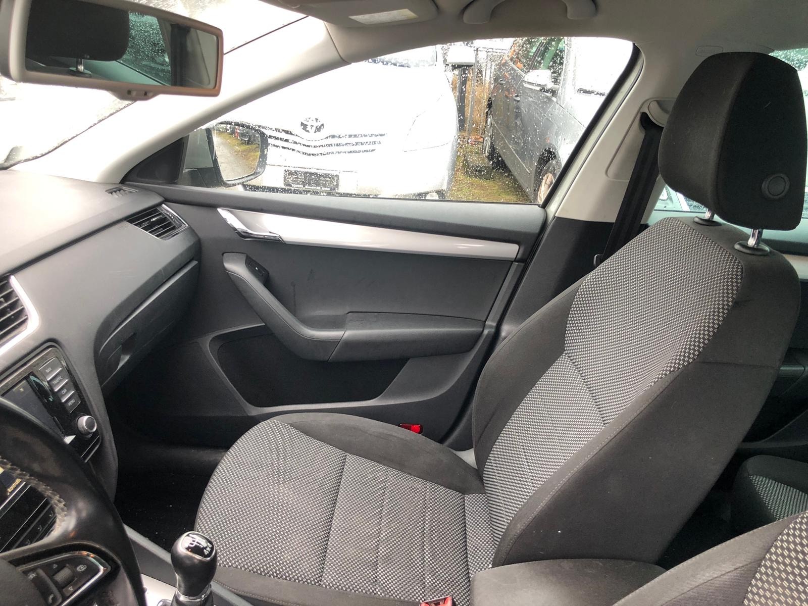 SKODA Octavia Combi 2.0 TDI Fresh 4x4-image-9