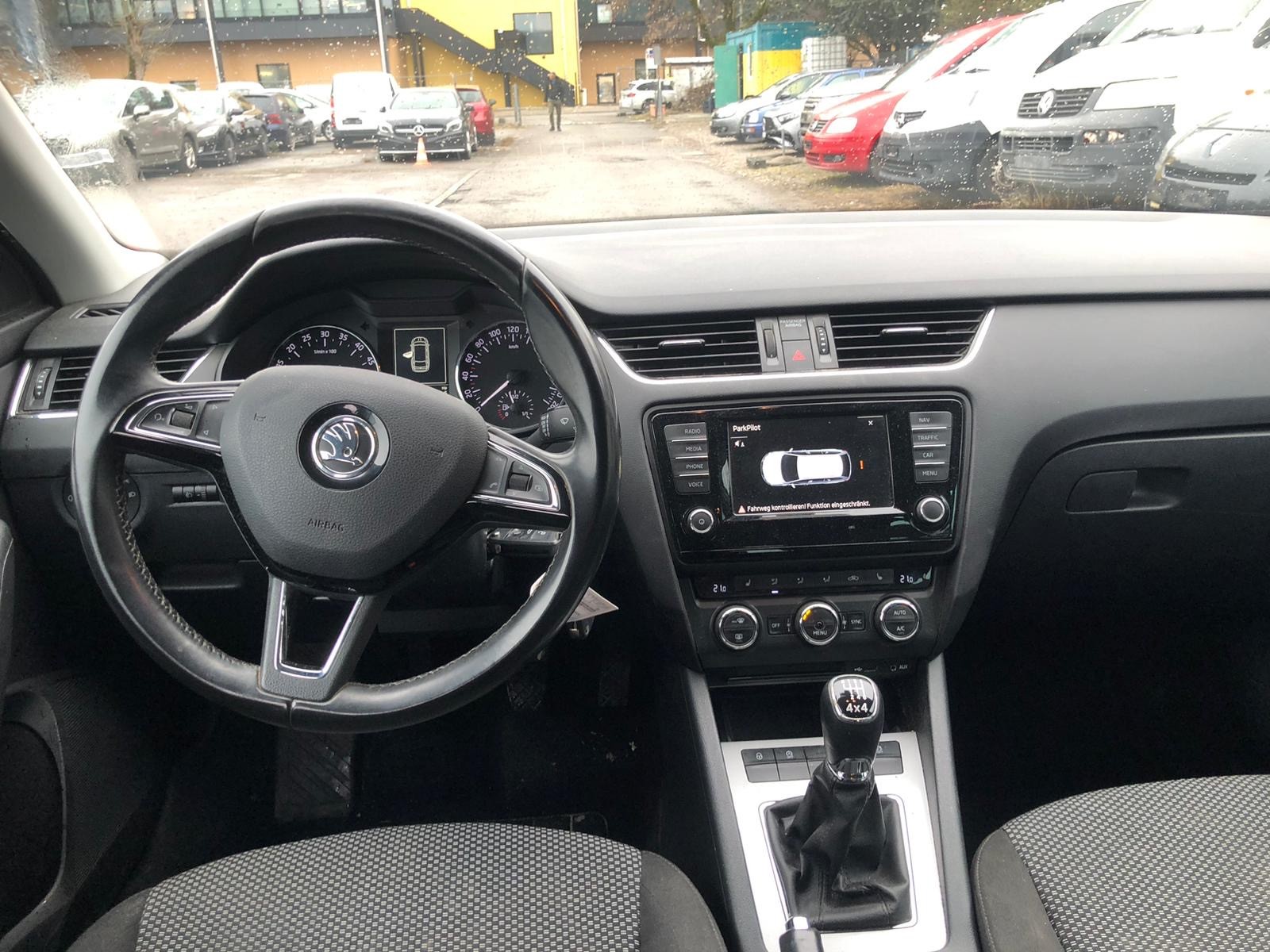 SKODA Octavia Combi 2.0 TDI Fresh 4x4-image-8