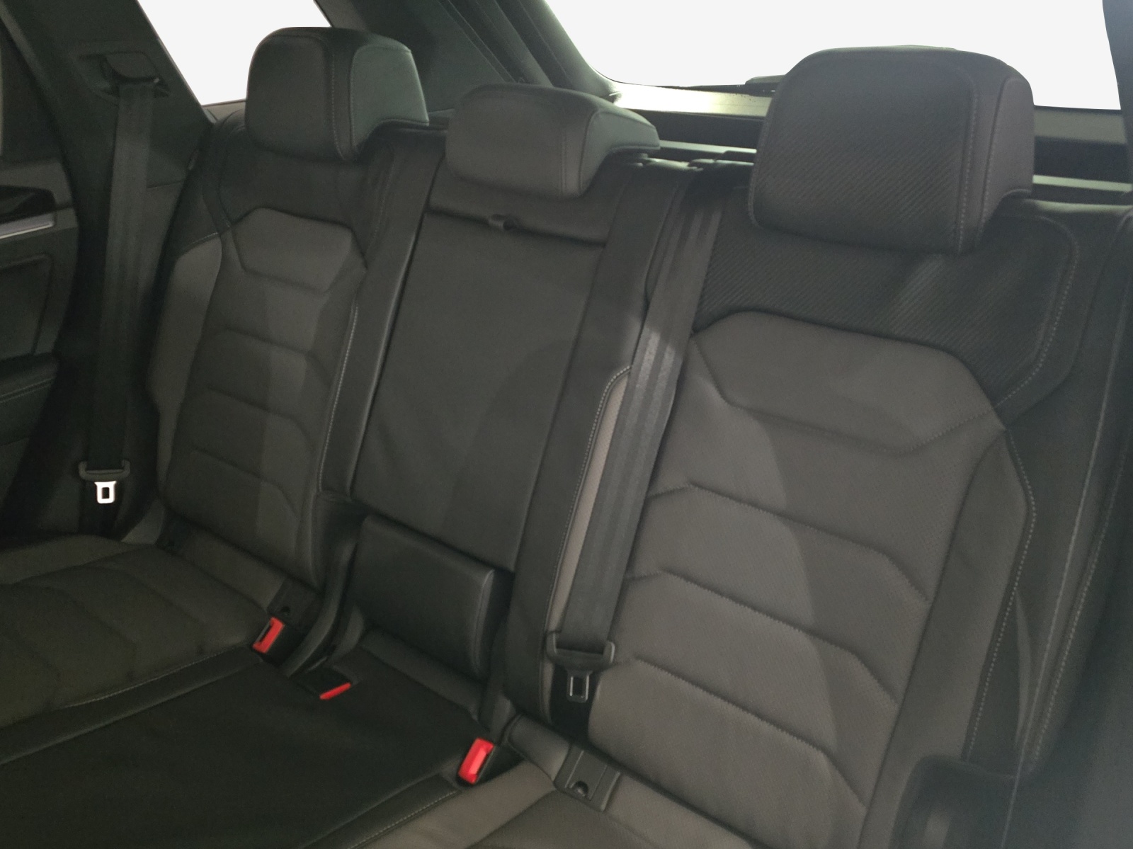 VW Touareg 3.0 TDI R-Line Tiptronic-image-11