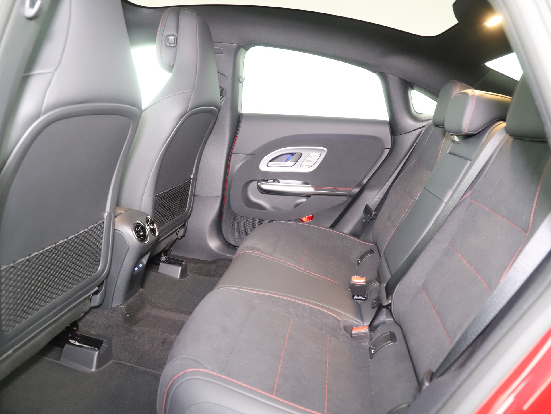 MERCEDES-BENZ CLA 200 8G-DCT 4Matic-image-10