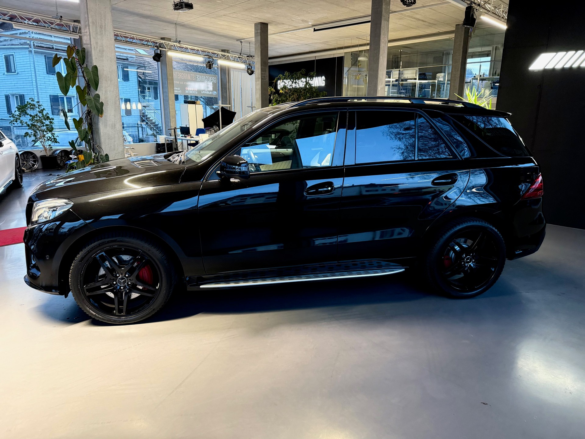 MERCEDES-BENZ GLE 500 4Matic 9G-Tronic-showroom-element-2