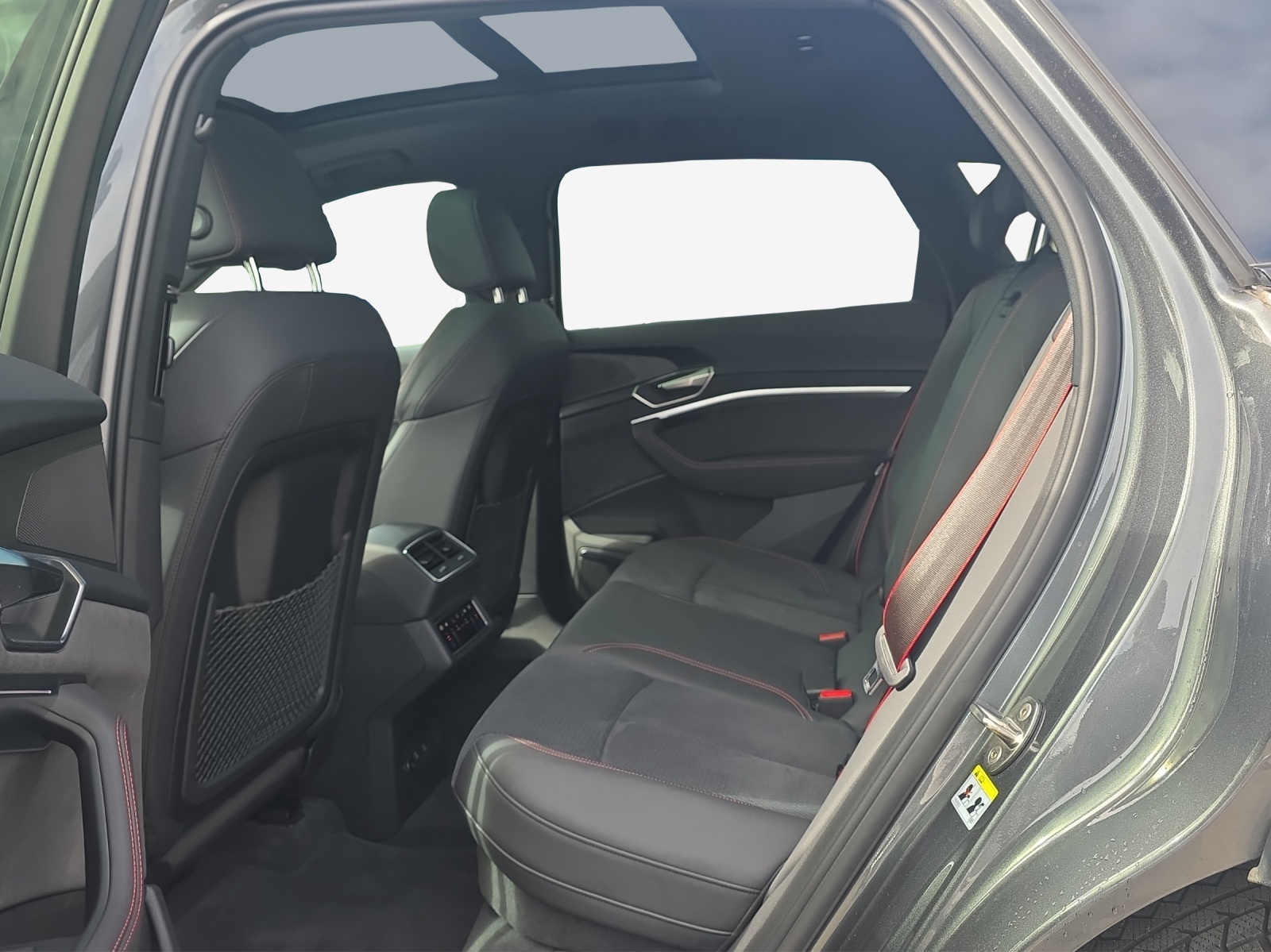 AUDI Q8 50 e-tron Black Edition quattro-image-12
