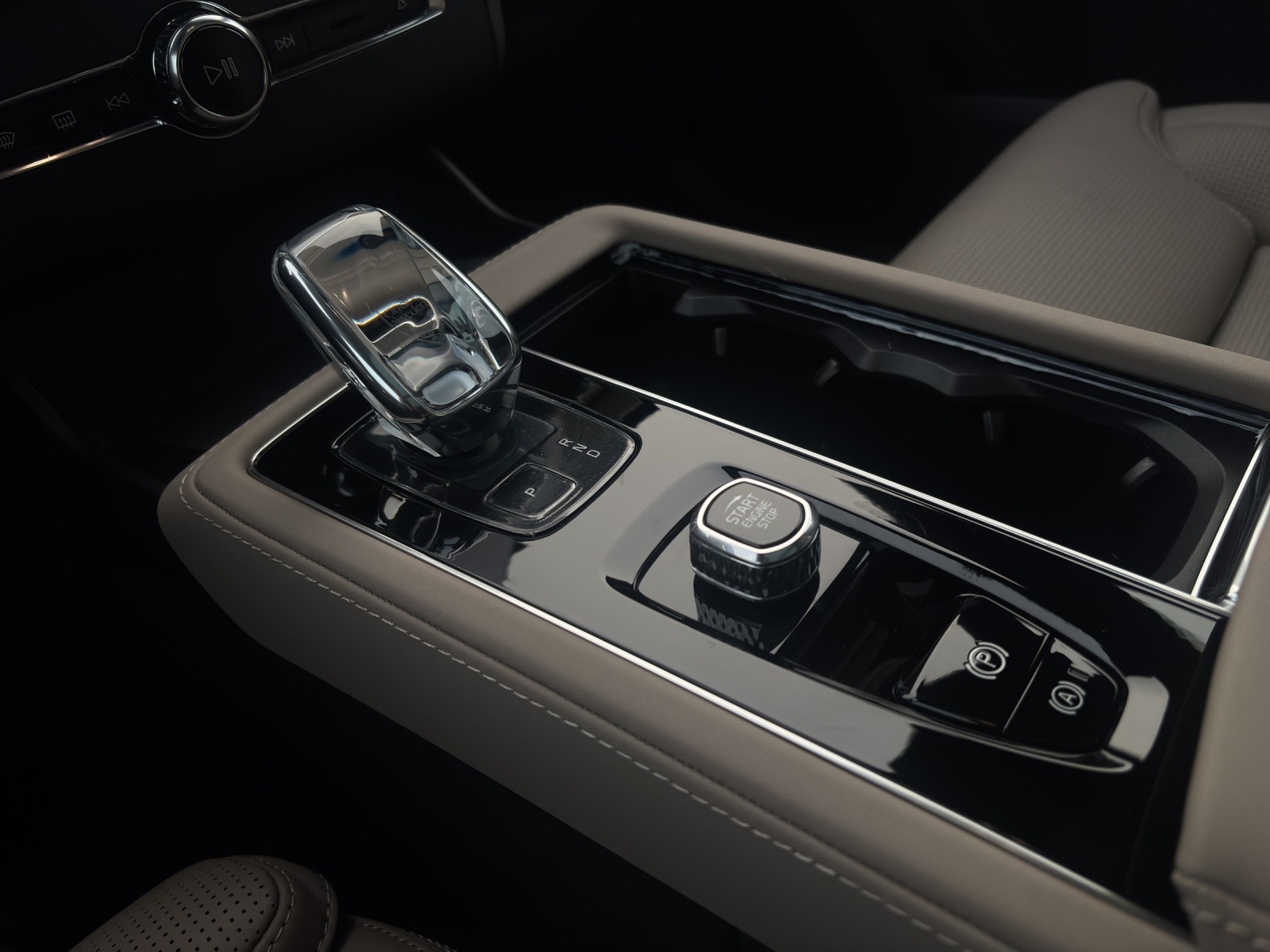VOLVO XC90 2.0 T8 TE XCLUSIVE Edition Bright eAWD-image-14
