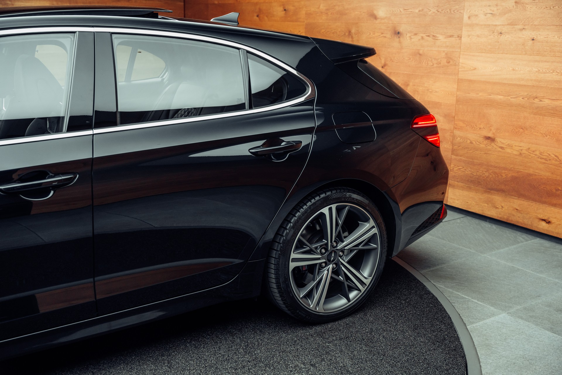 GENESIS G70 Shooting Brake 2.0 T Plus Sport AT8 AWD-image-18
