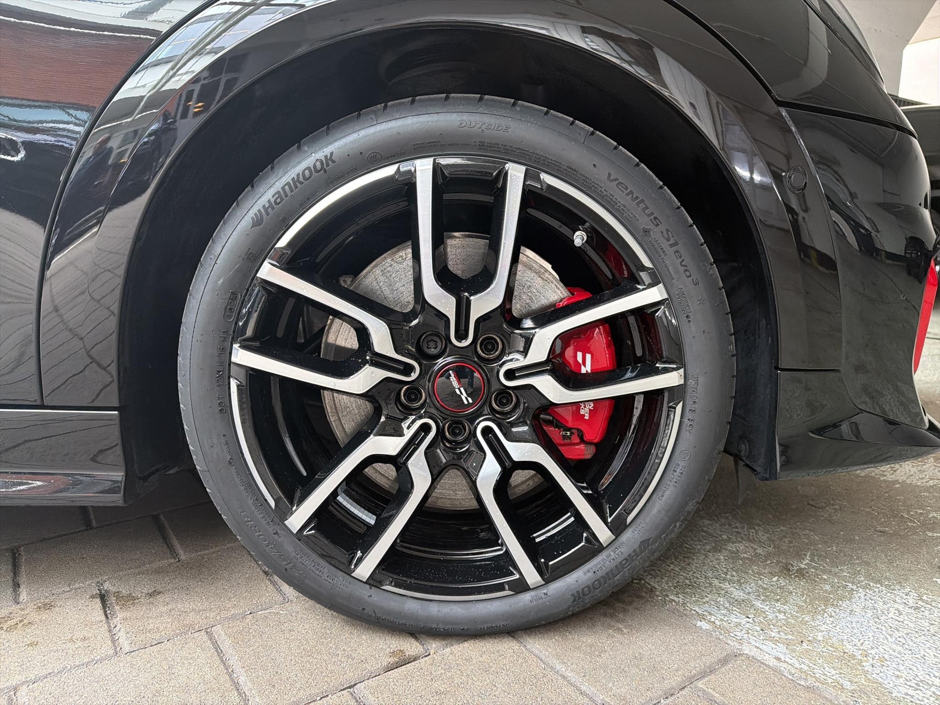 MINI John Cooper Works Cabrio-image-6