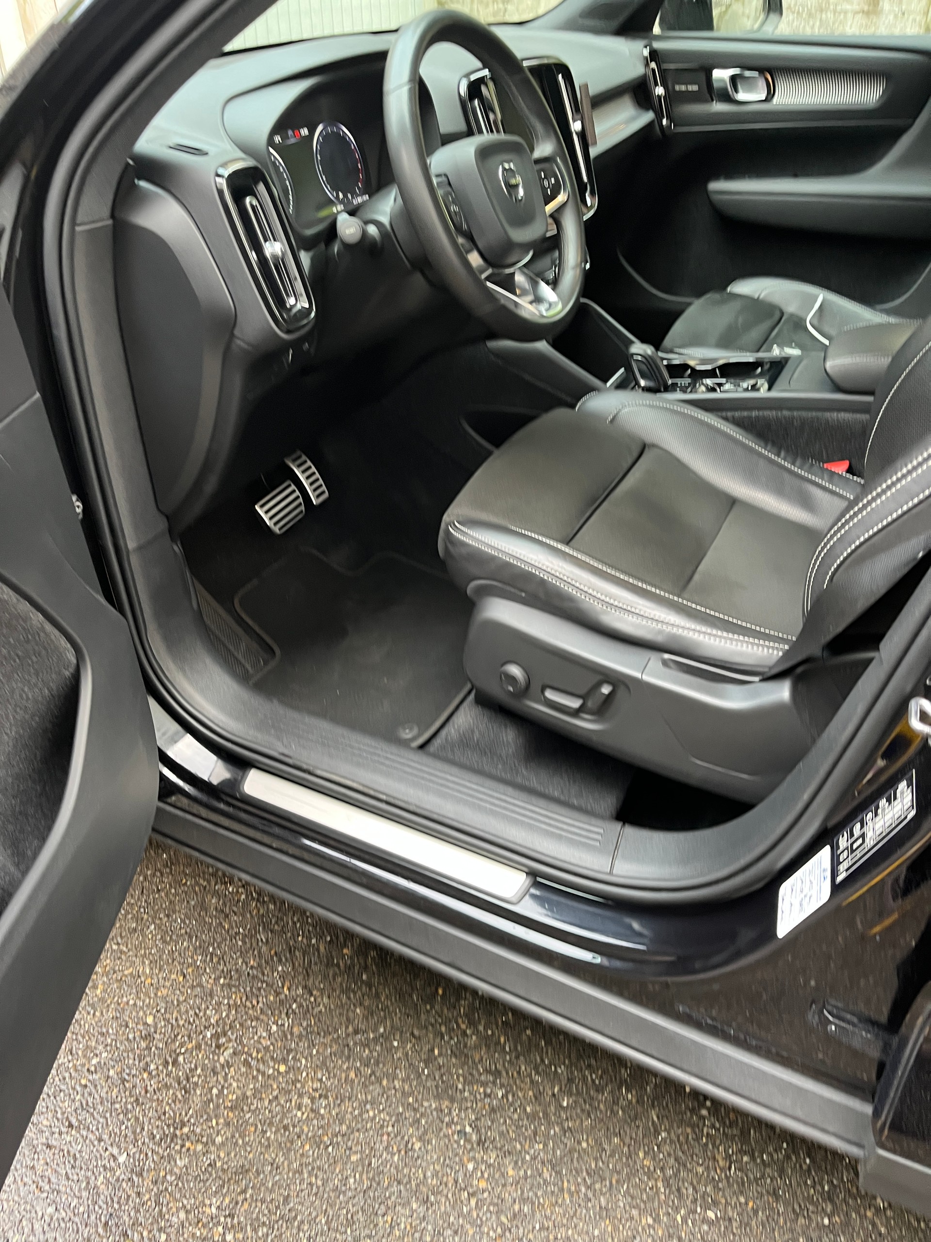 VOLVO XC 40 2.0 T5 R-Design AWD-image-12