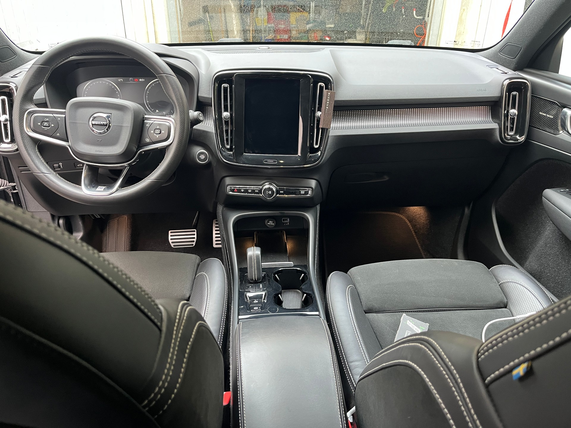 VOLVO XC 40 2.0 T5 R-Design AWD-image-11