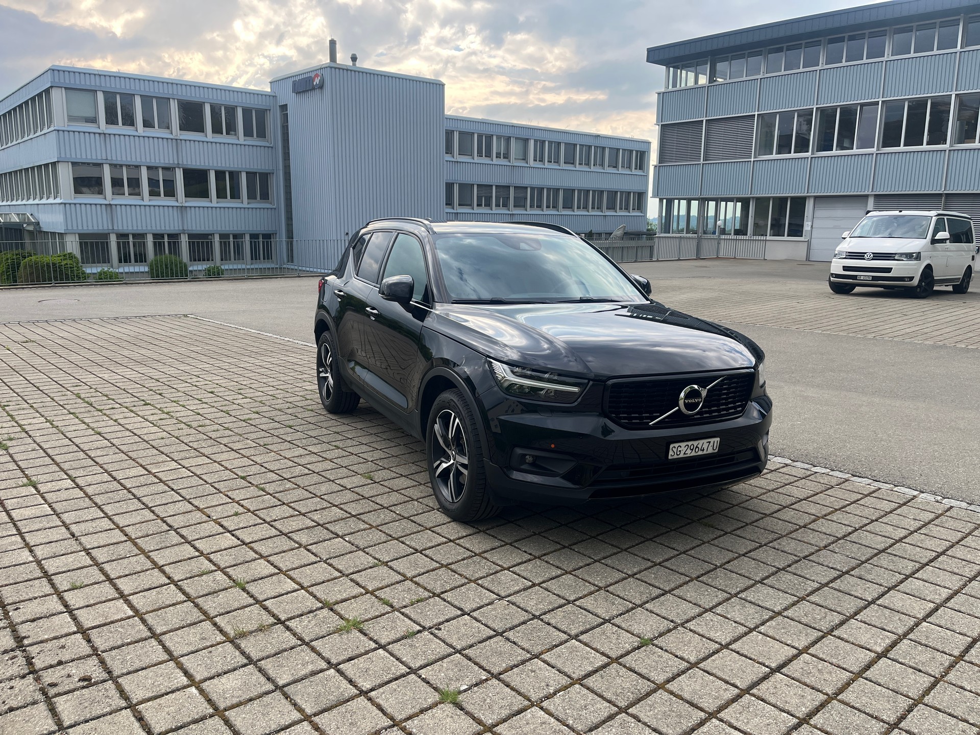 VOLVO XC 40 2.0 T5 R-Design AWD-image-2