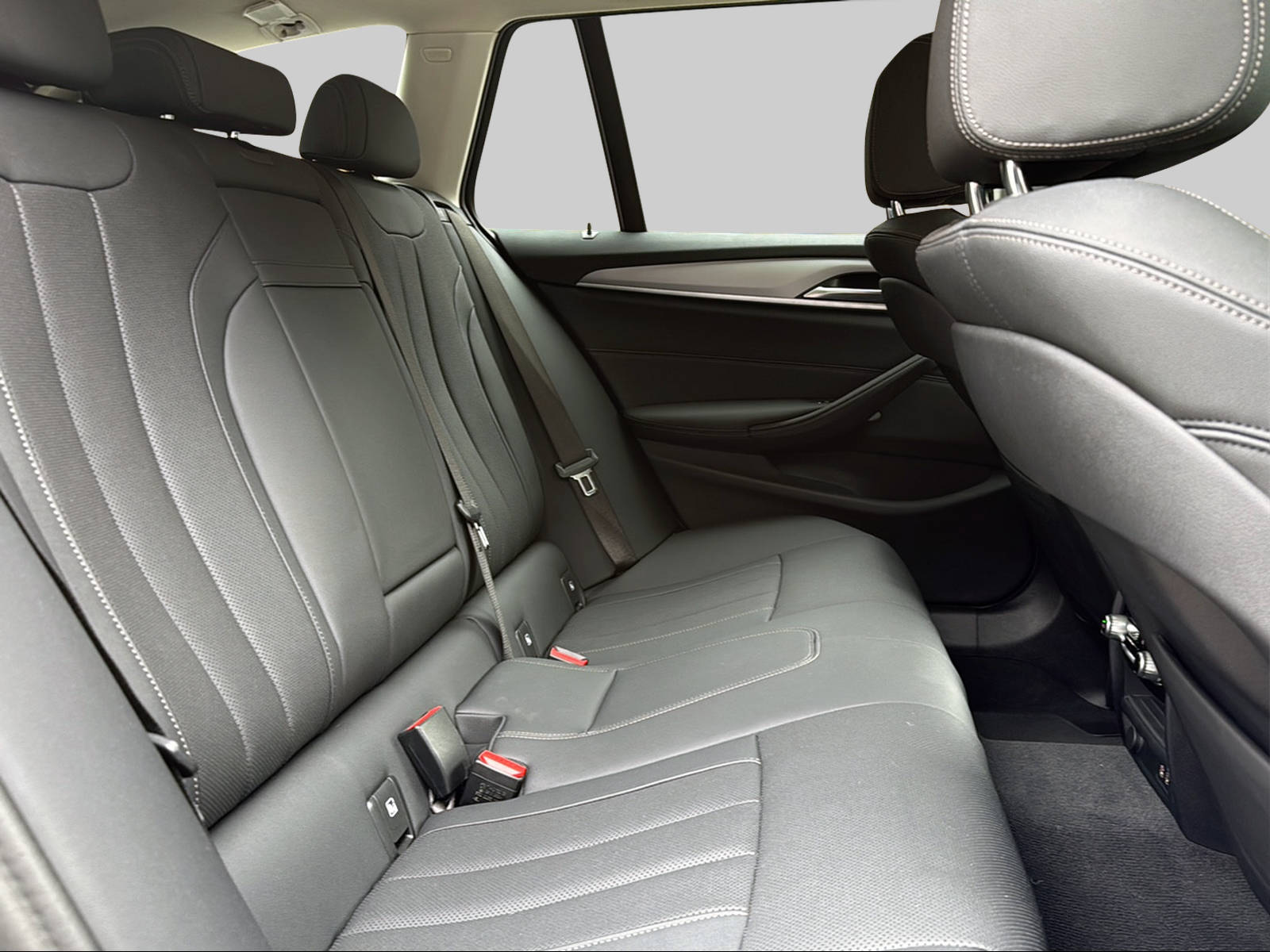 BMW 520d xDrive 48V Touring Steptronic-image-14