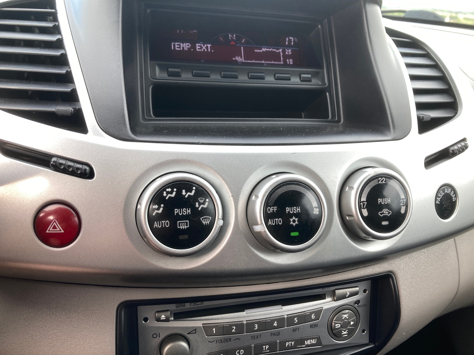 MITSUBISHI L 200 2.5 DID HP Jubilé 35 Double Cab mit Anhängerkupplung-image-13