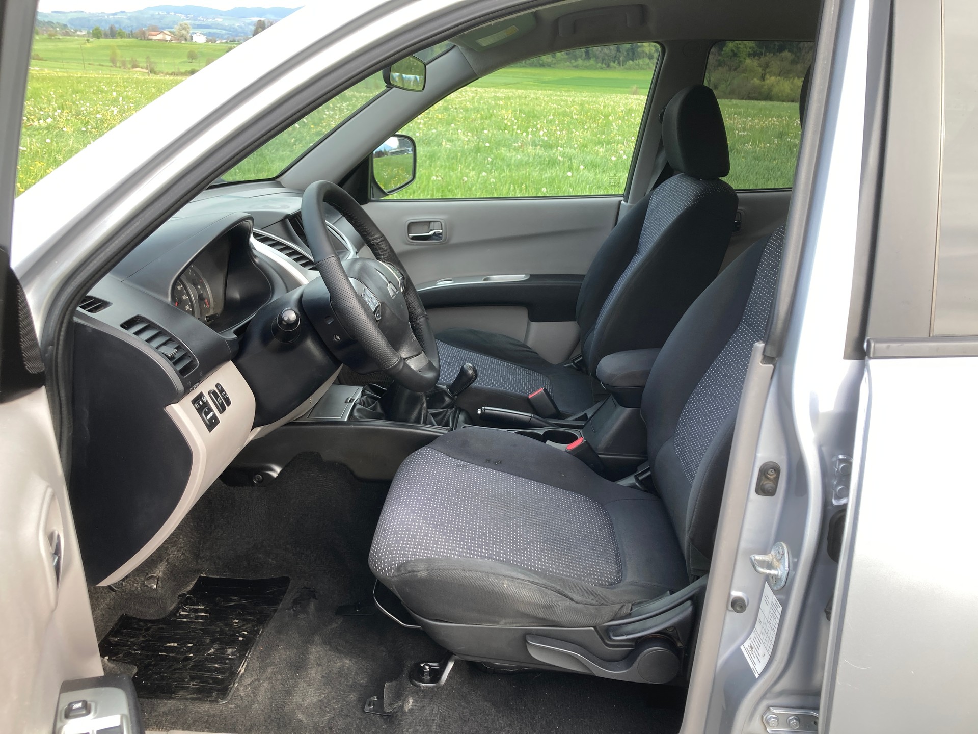 MITSUBISHI L 200 2.5 DID HP Jubilé 35 Double Cab mit Anhängerkupplung-image-9