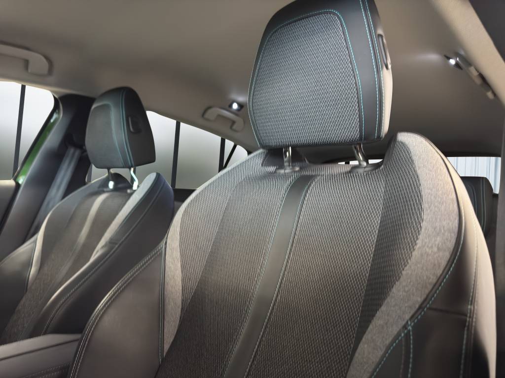 PEUGEOT 308 1.6 PHEV 180 Allure Pack-image-9